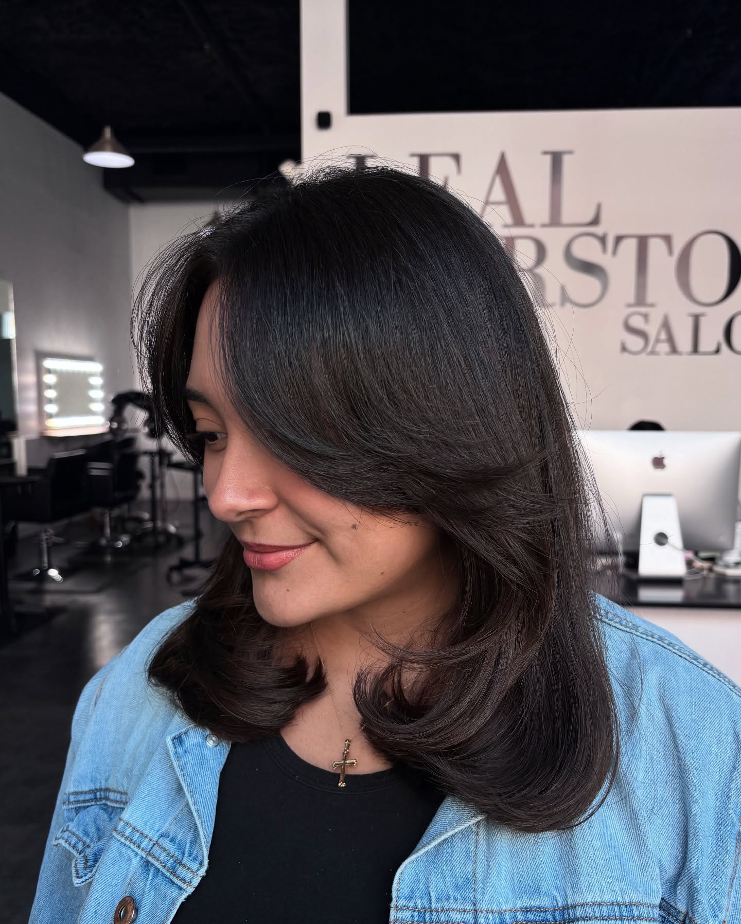 Mid-Length Feathered Blowout with Rounded Face-Framing Layers