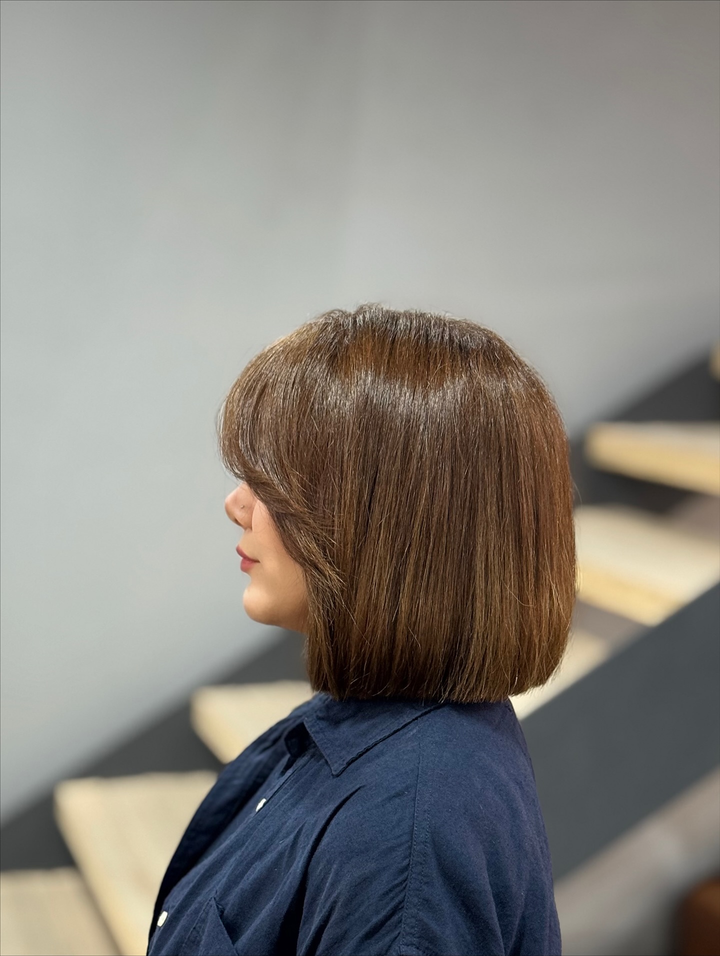 Rounded Blunt LOB with Soft Side-Fringe and Neutral Brown Gloss