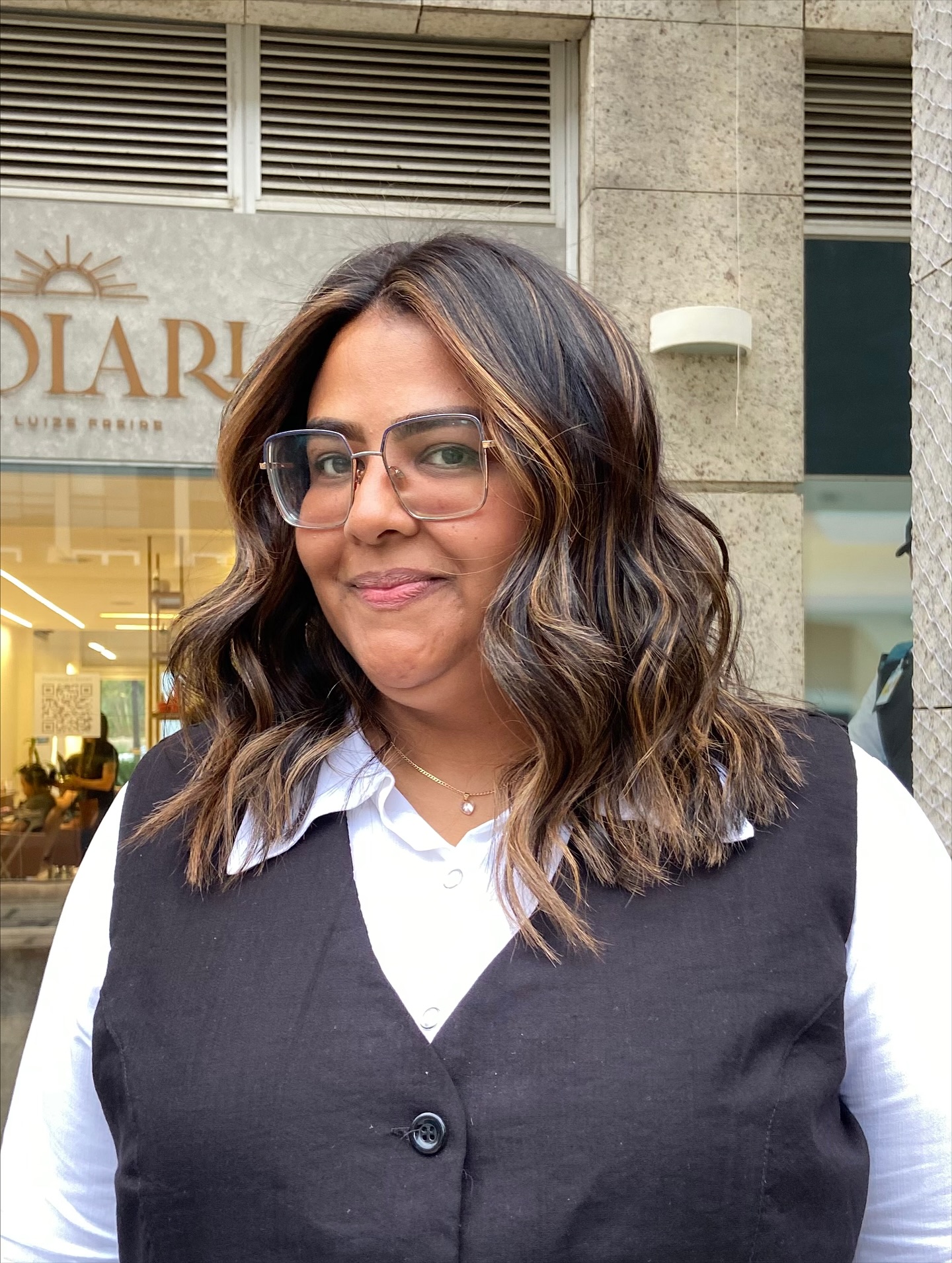 Shoulder-Grazing Textured Lob with Caramel Face-Framing Slices