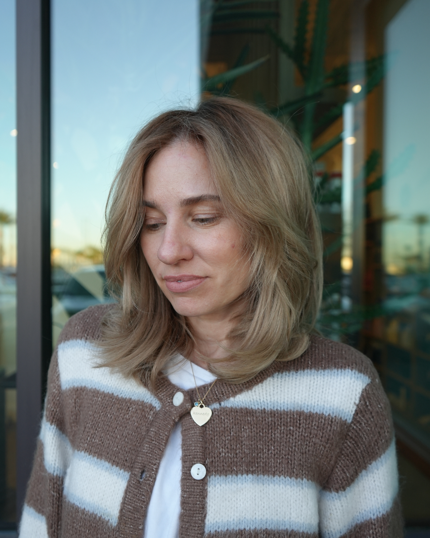 Shoulder-Length Feathered Layers with Ash-Beige Root Melt
