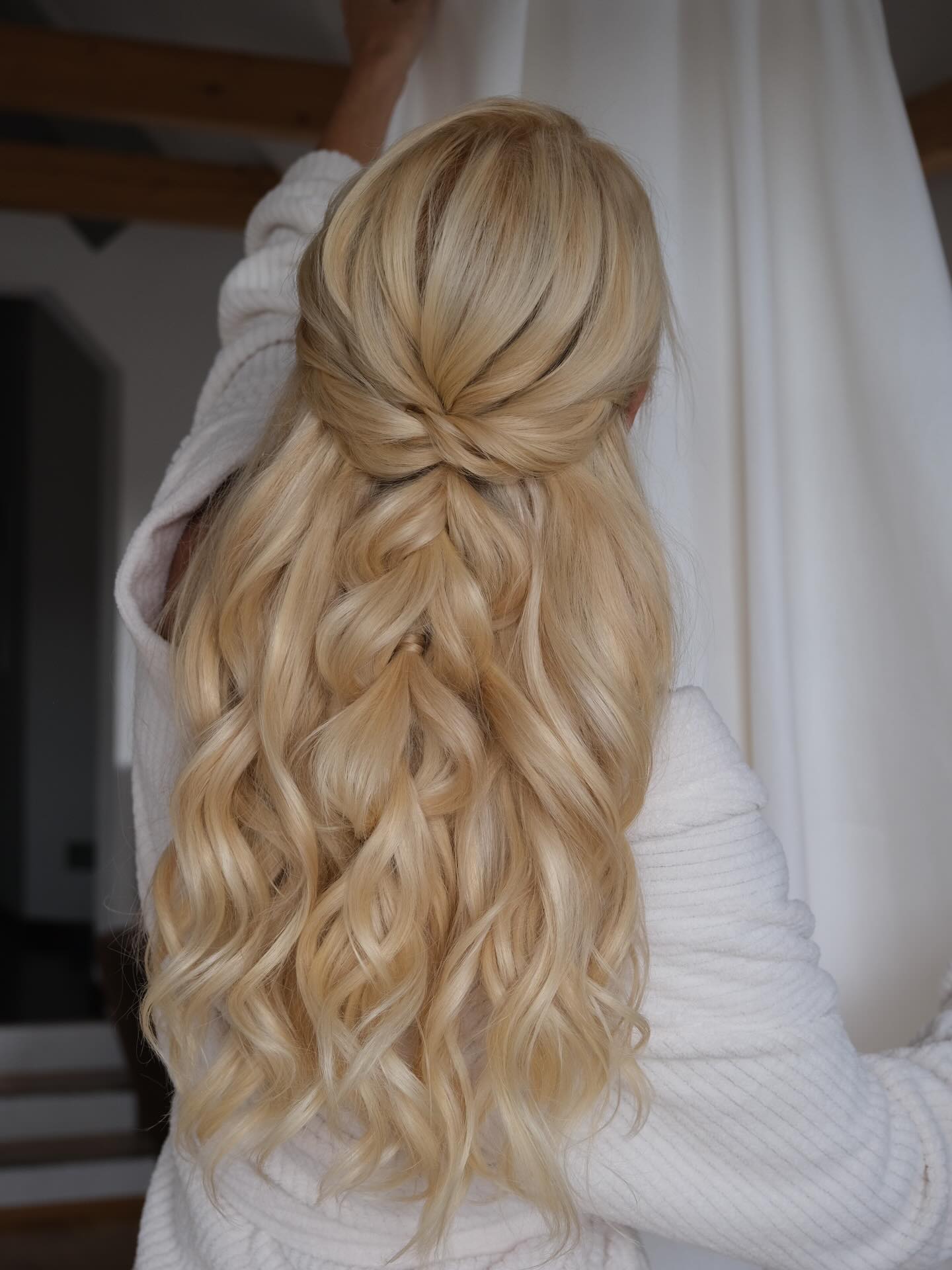Soft Threaded Half-Knot on Long Multi-Dimensional Blonde Waves