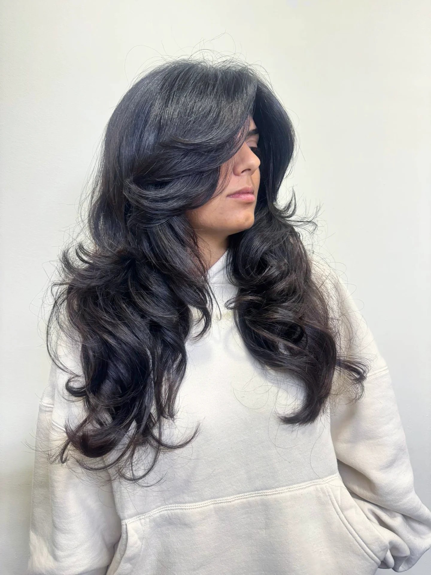 Voluminous Long Feathered Layers with Rounded Face‑Framing Fringe