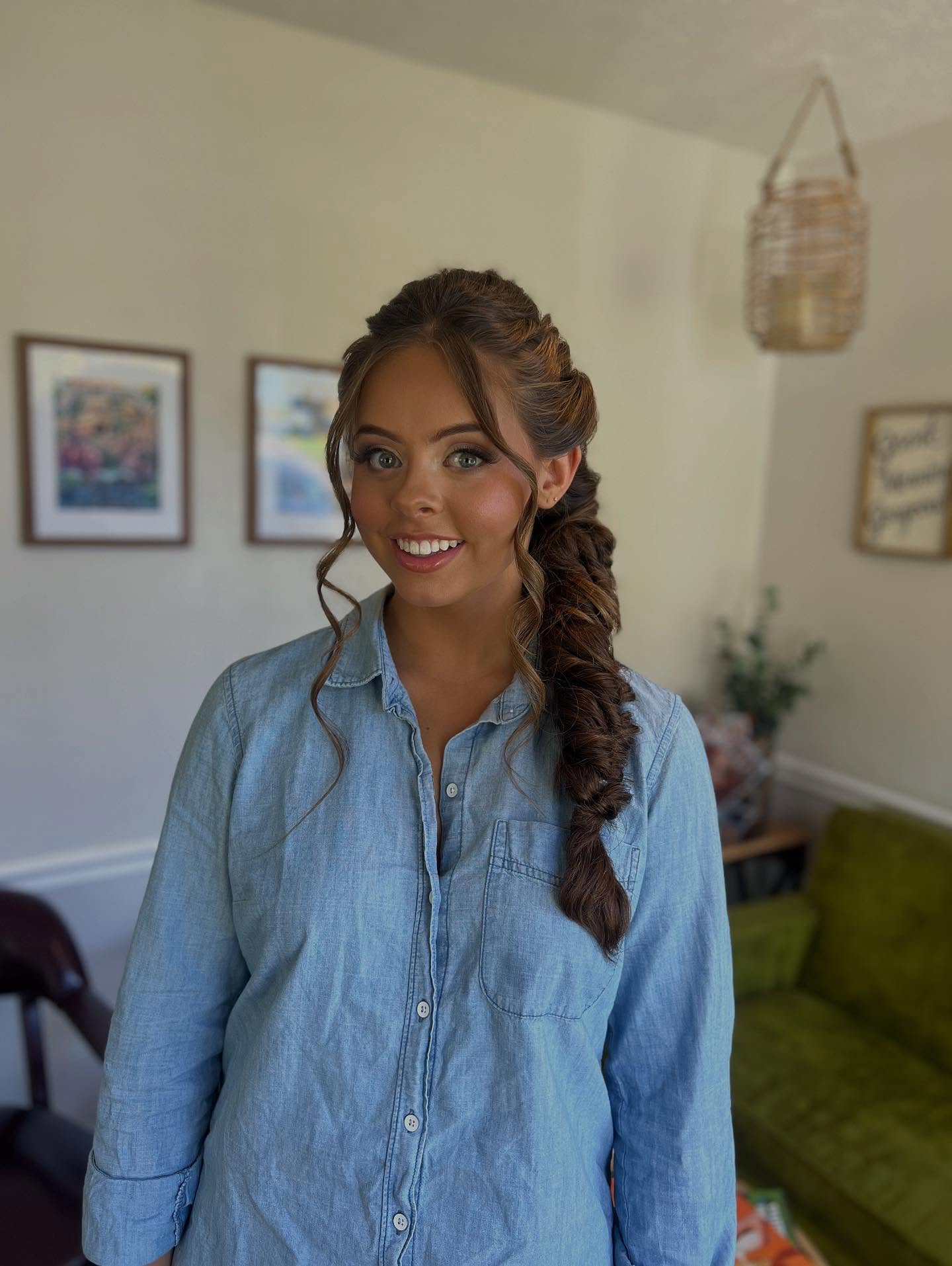Voluminous Pulled-Through Fishtail with Face-Framing Tendrils