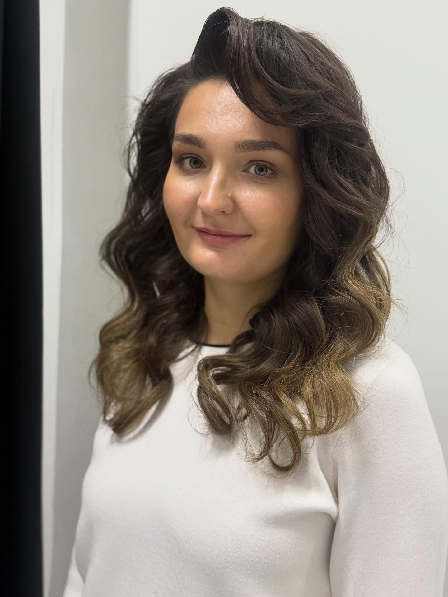 Voluminous Side-Swept Retro Waves with Subtle Brunette Balayage