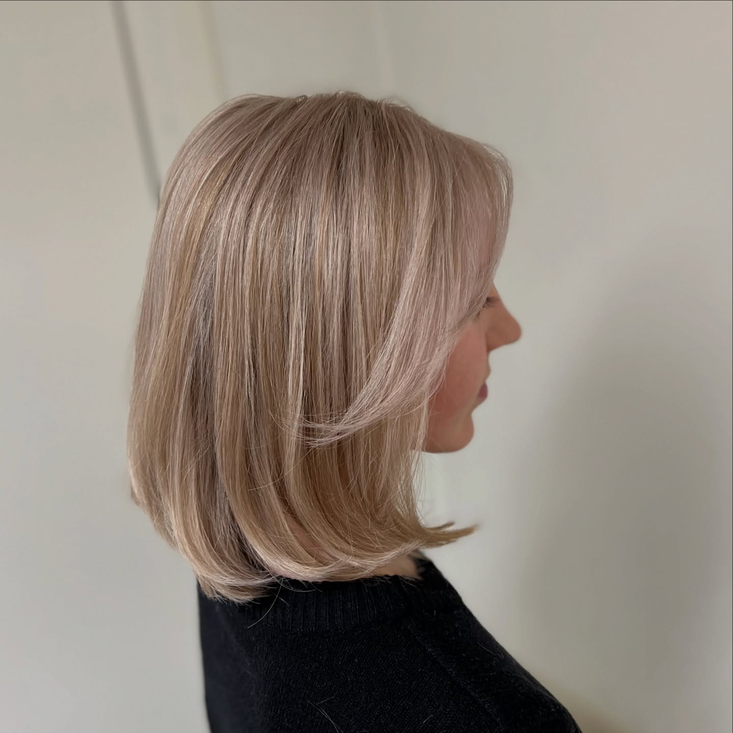 Blunt-to-Feathered Shoulder Lob with Soft Face-Framing Layers