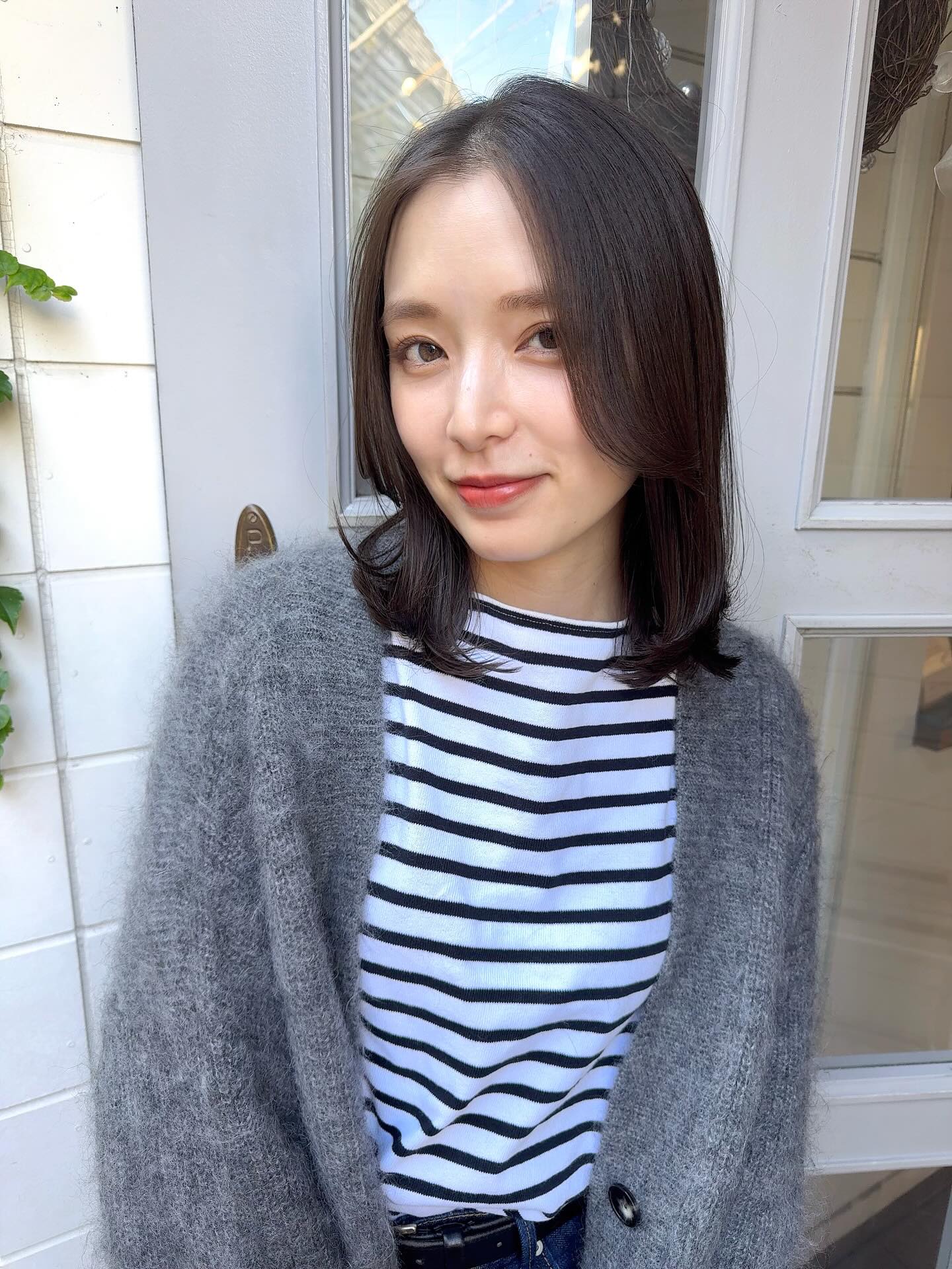 Center-Part Soft-Inward Shoulder-Length Cut with Subtle Face-Framing Layers
