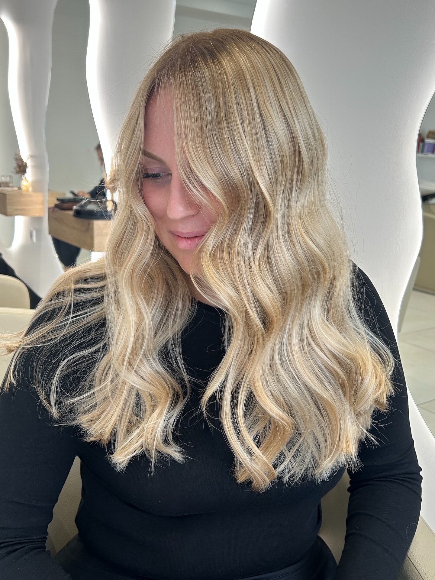 Champagne Blonde Long Layers with Curtain Face‑Framing and Subtle Root Shadow