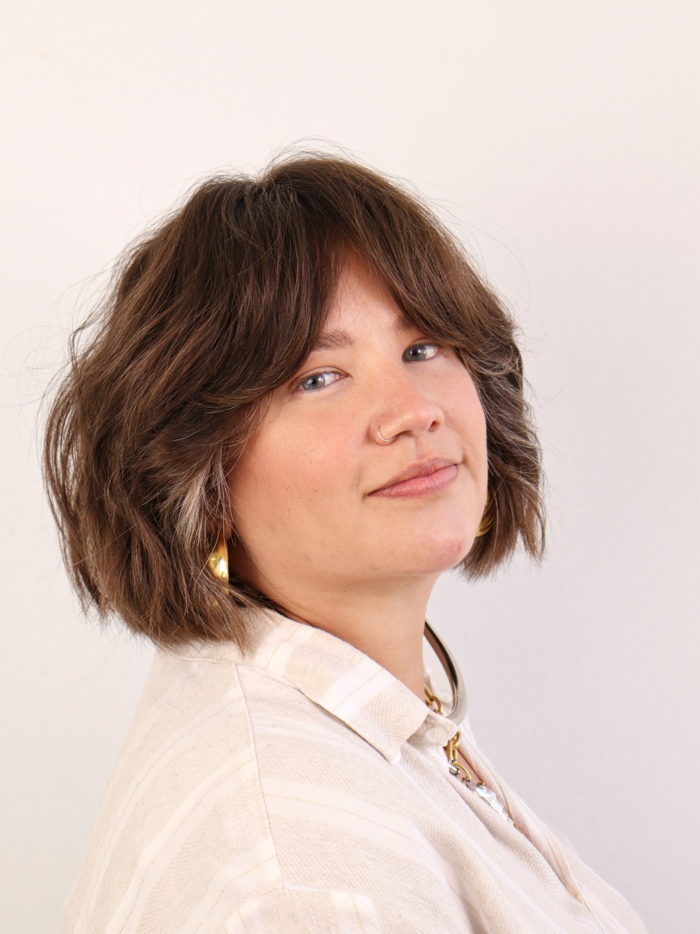 Chin-Length Layered Shag with Face‑Framing Silver Slices
