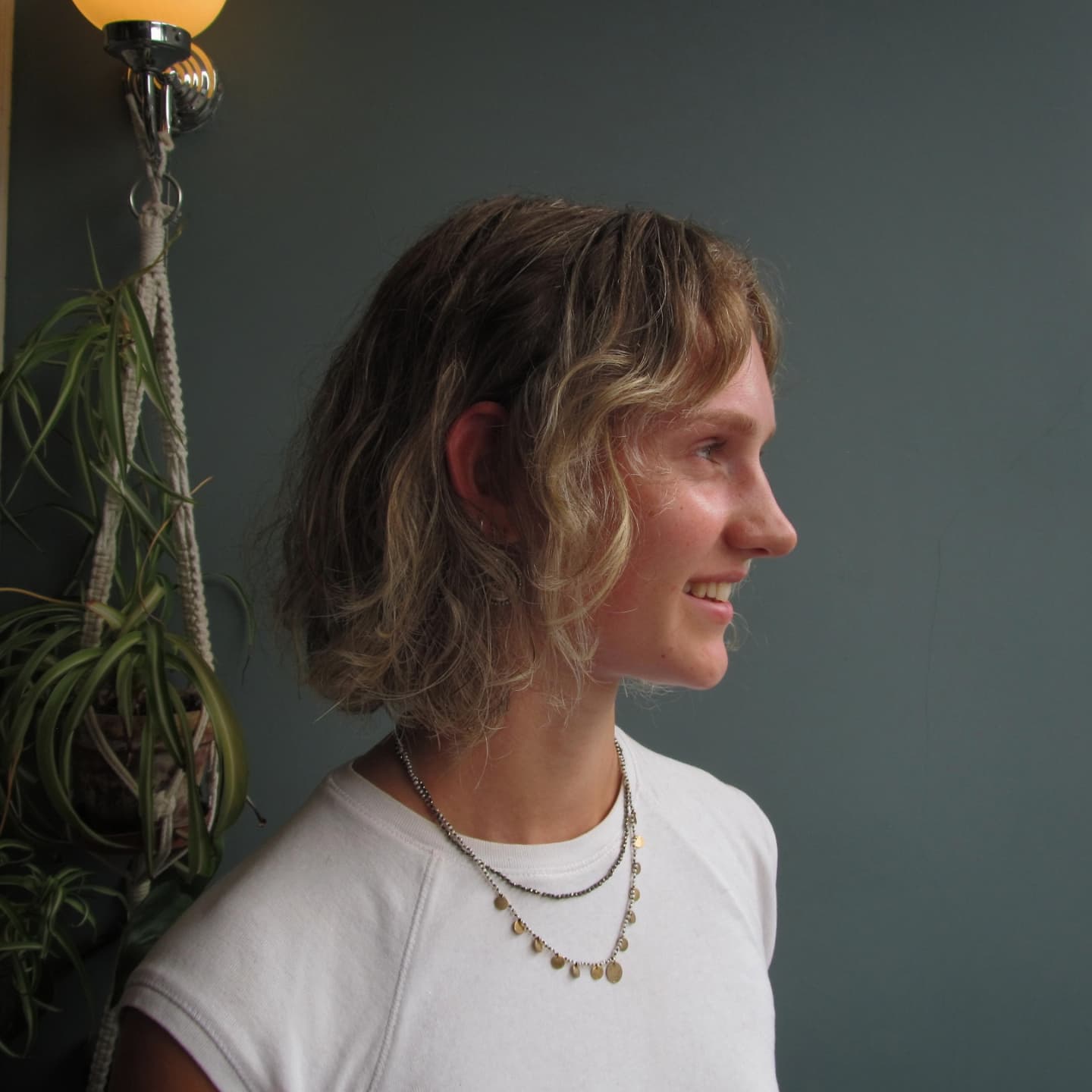 Choppy Wavy Chin-Length Bob with Face-Framing Highlights