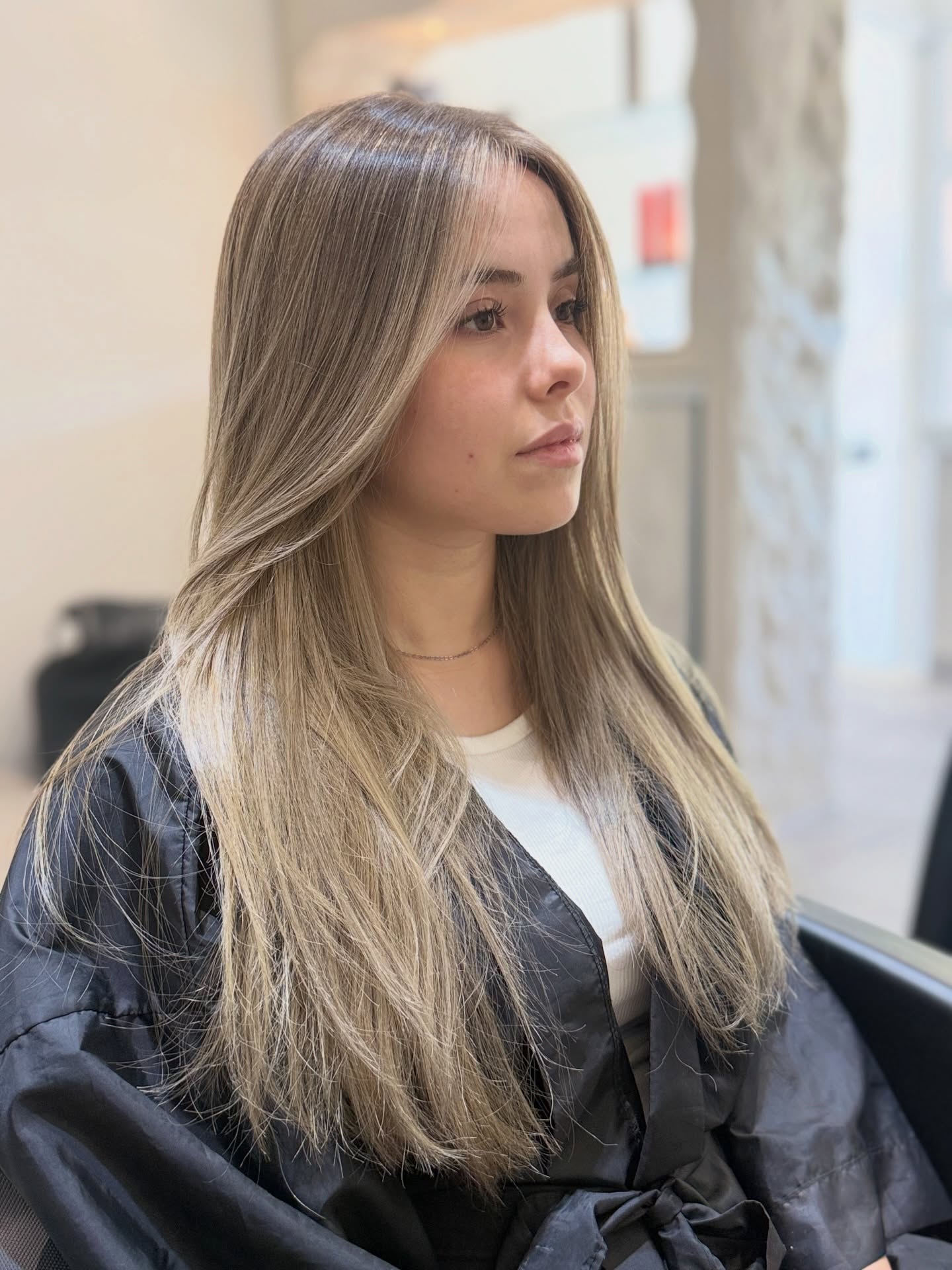 Long Ash-Beige Feathered Layers with Soft Face‑Framing