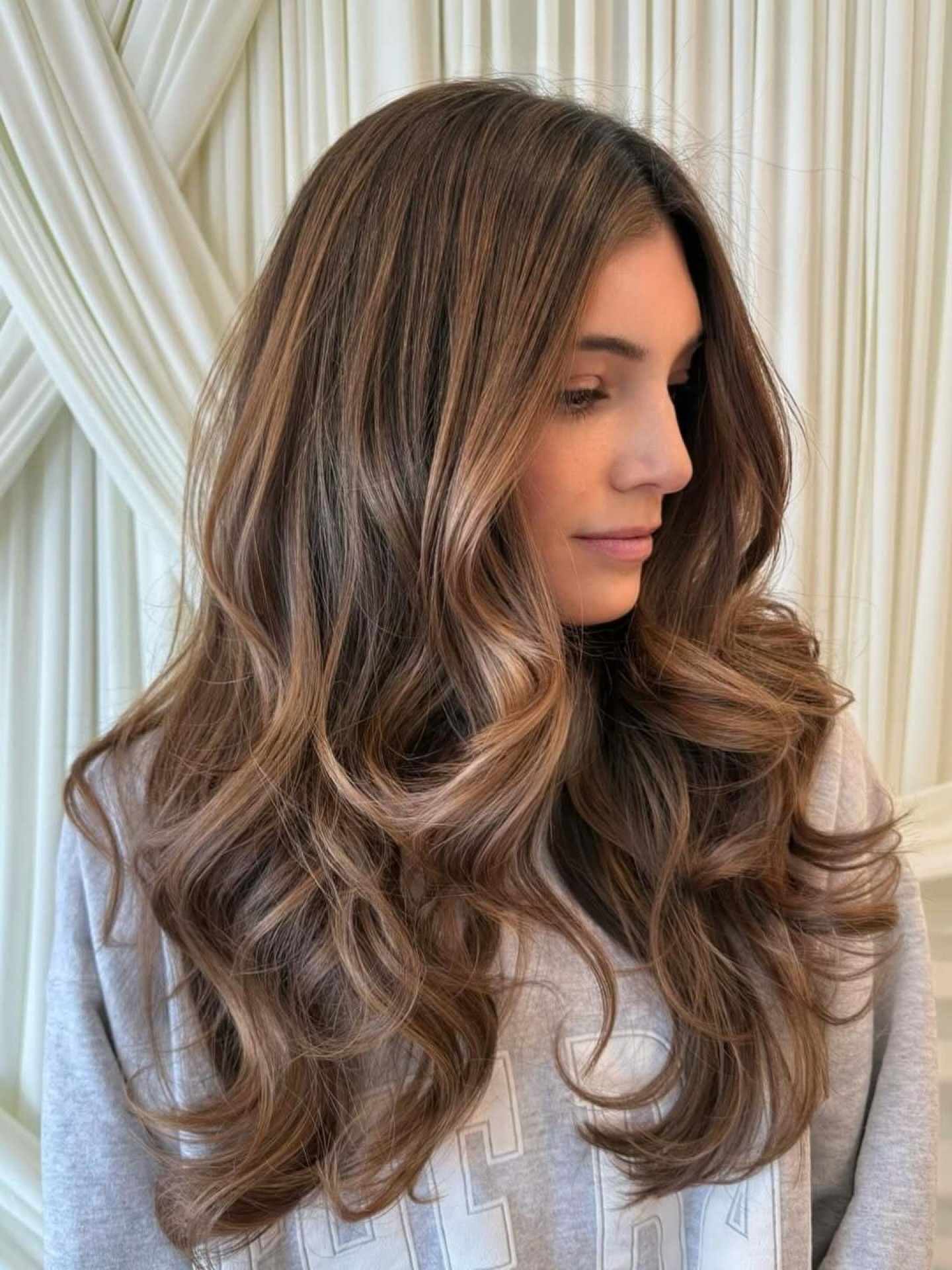 Long Brushed-Out Waves with Face-Framing Caramel Slices
