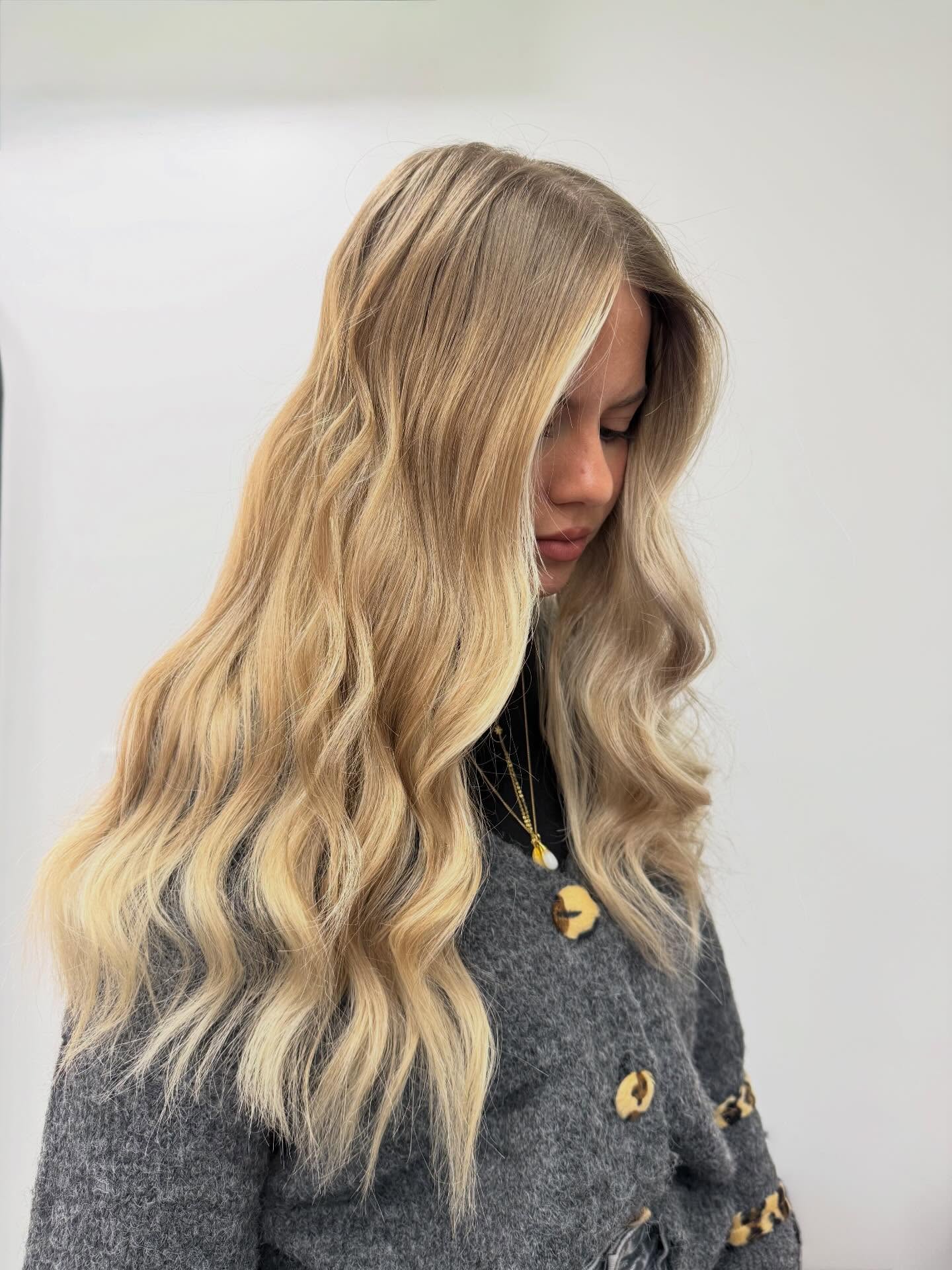Long Weighted Blonde Waves with Bright Face-Framing Money Piece