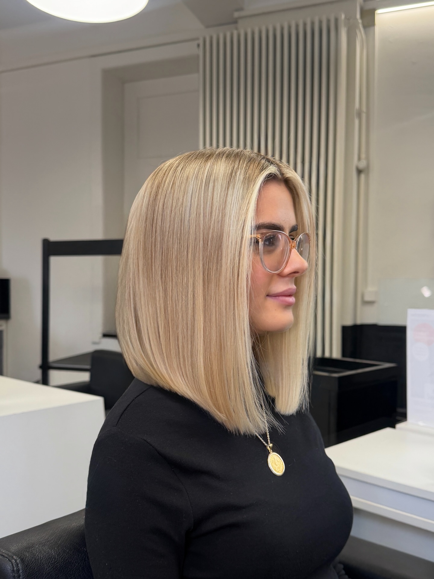 Polished Blunt Collarbone Lob with Bright Face‑Framing Slice