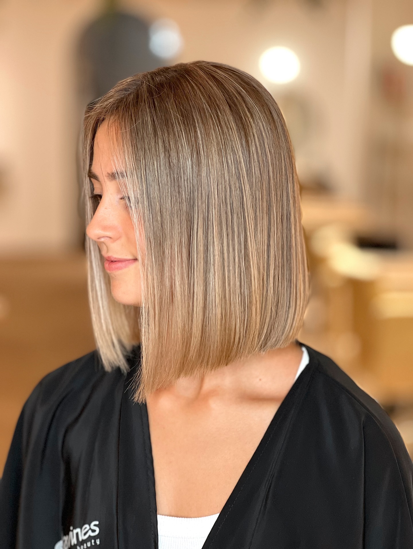 Precision Angled Blunt Bob with Face‑Framing Babylights