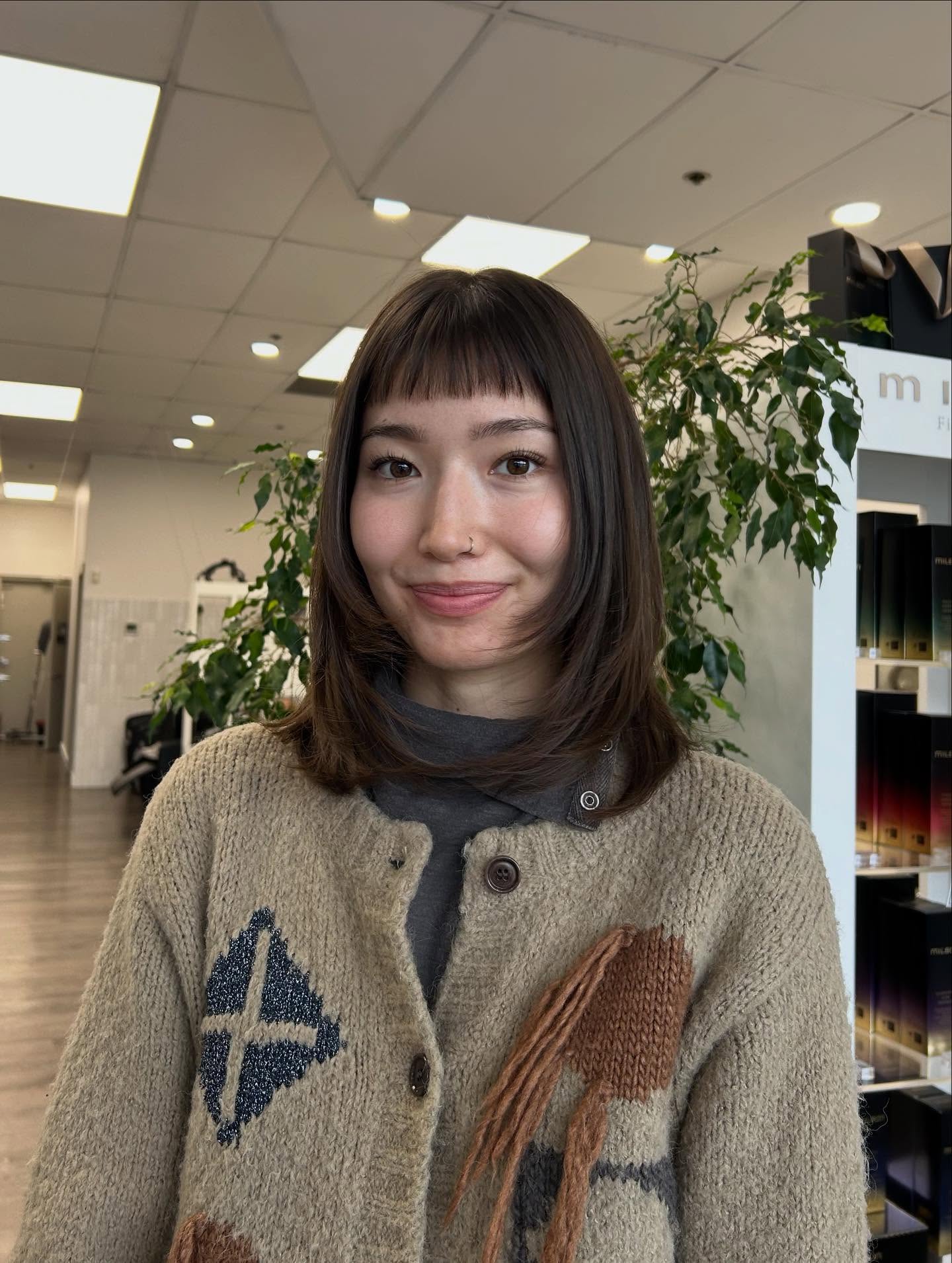 Rounded Shoulder-Grazing Lob with Blunt Micro Bangs