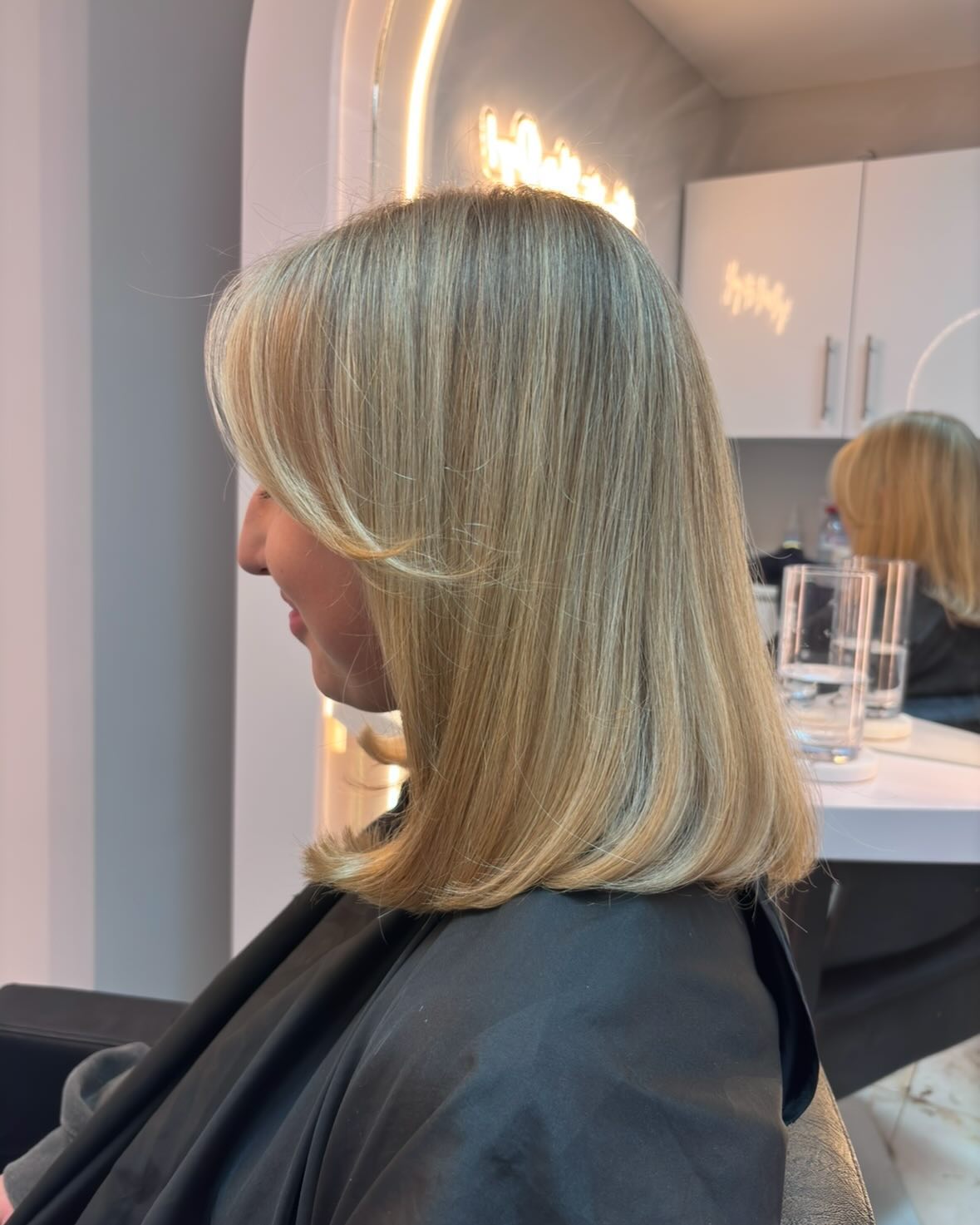 Sleek Rounded Mid-Lob with Long Face‑Framing Slice