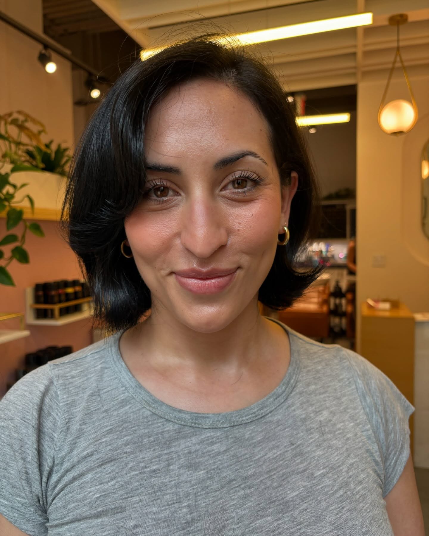 Sleek Short Flipped Bob with Side‑Swept Fringe and Interior Graduation