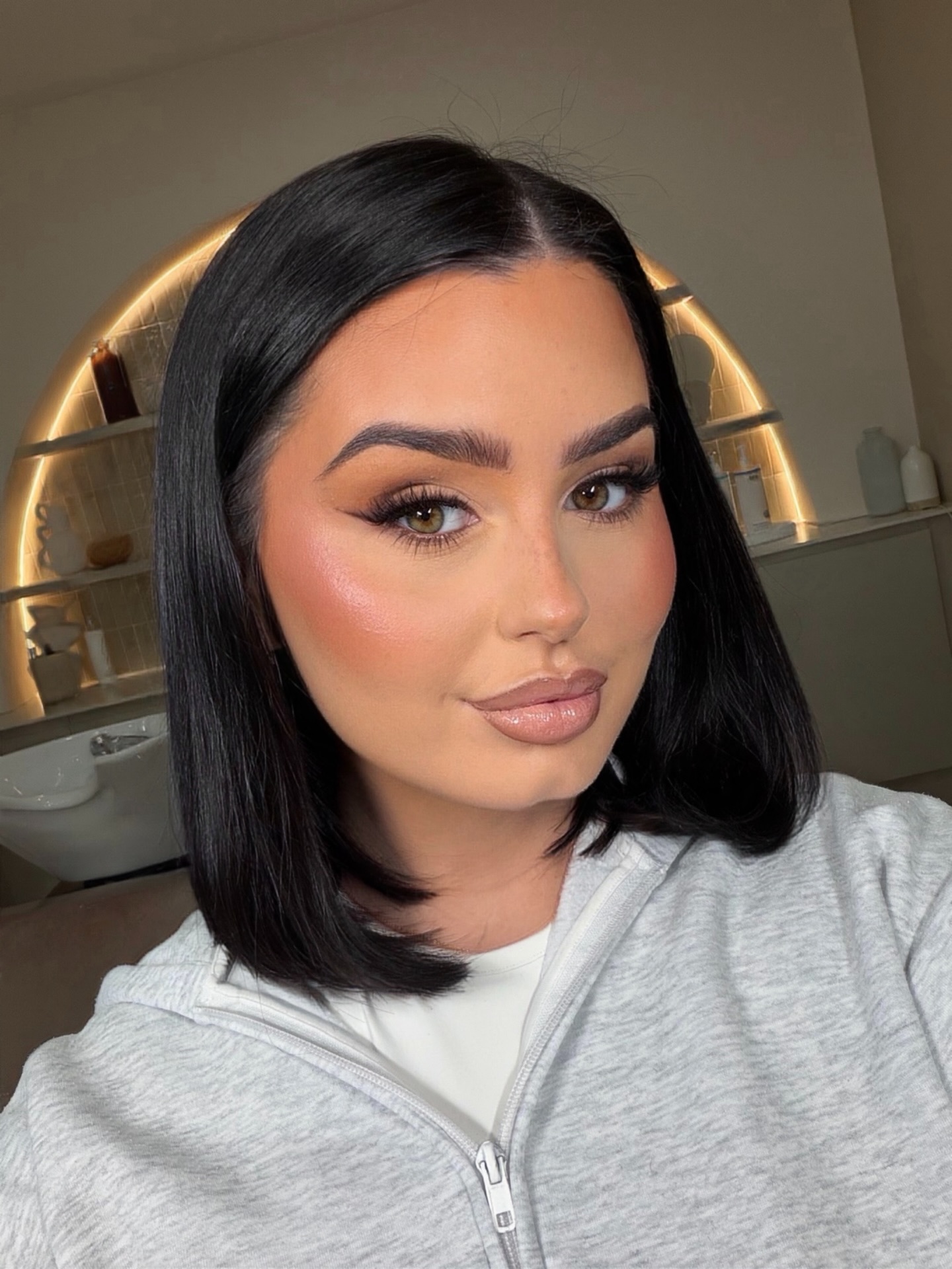 Sleek Shoulder-Grazing Blunt Lob with Soft Internal Undercurve
