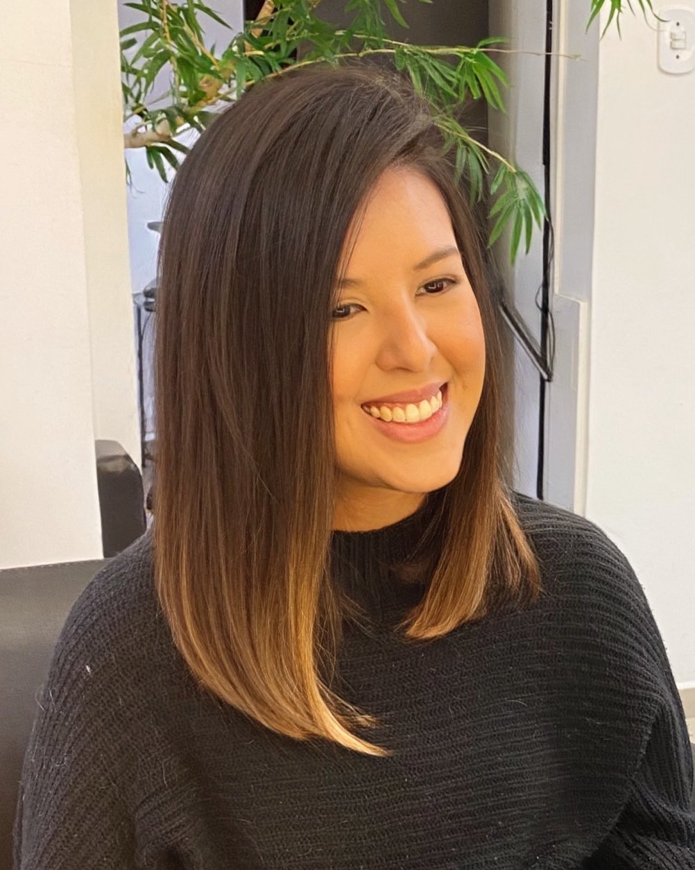 Sleek Shoulder-Grazing Lob with Subtle Interior Bevel and Face-Framing Lightener