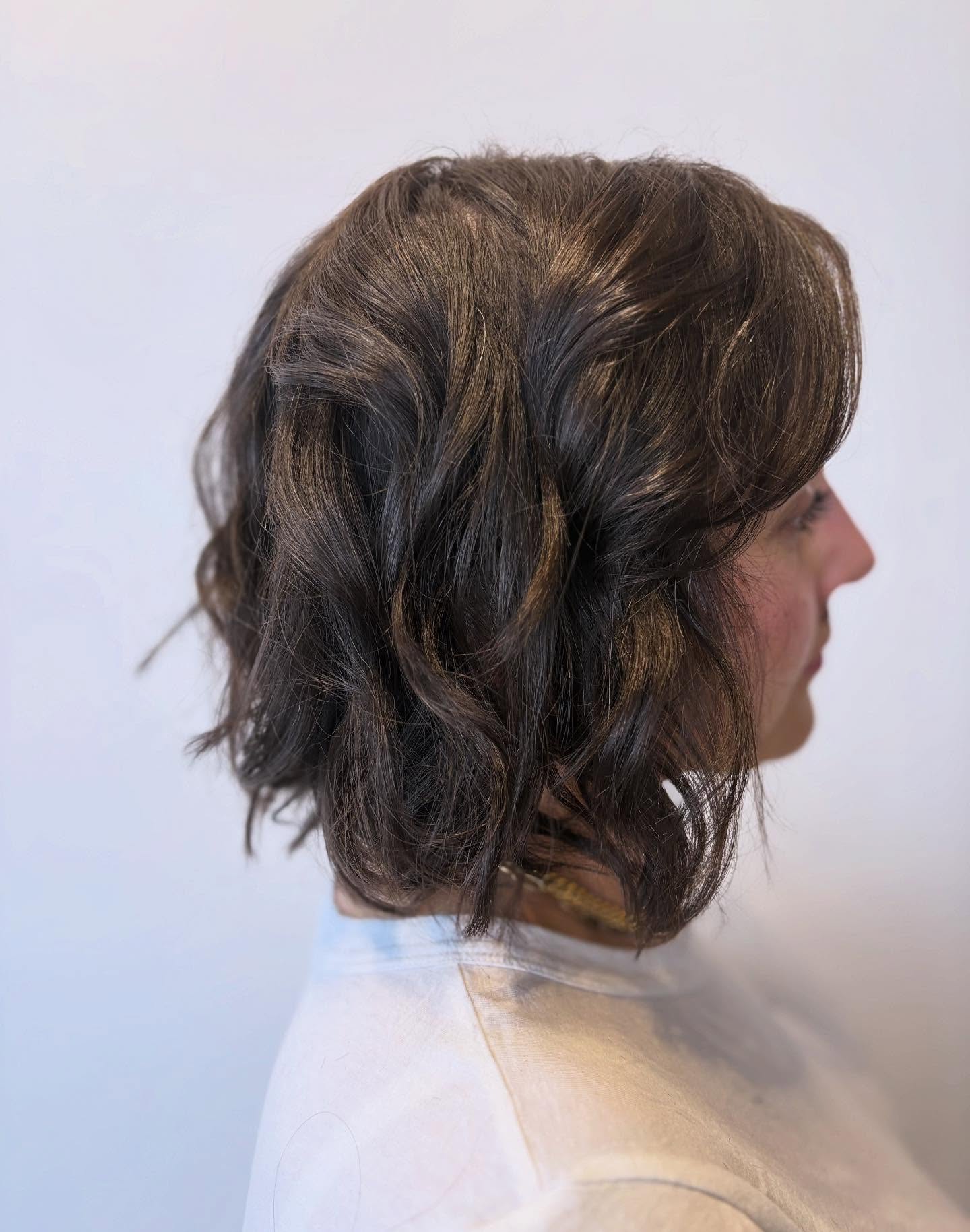 Soft Choppy Chin-Length Bob with Internal Graduation and Root Shadow
