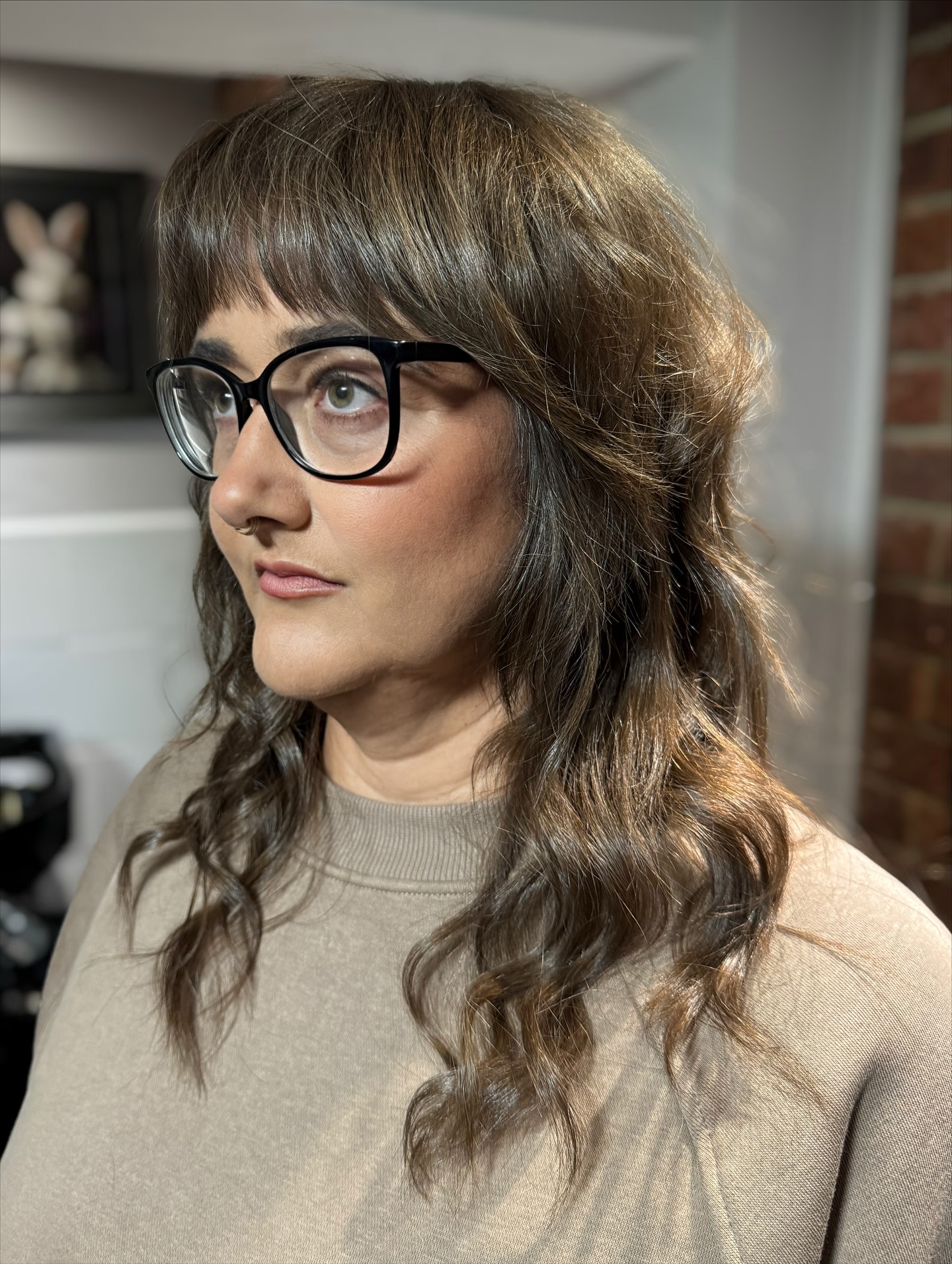 Soft Face-Framing Mid-Length Waves with Glasses-Friendly Short Fringe