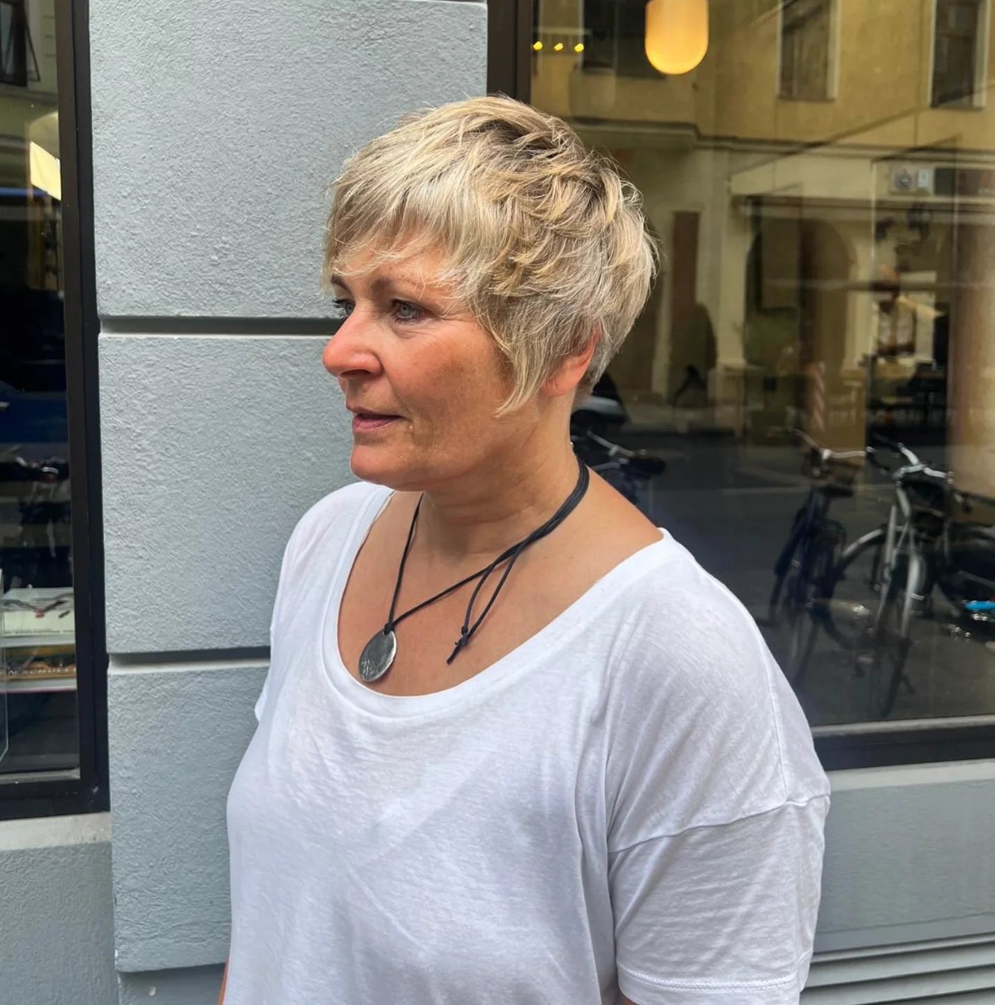 Textured Ash-Blonde Pixie with Ear‑Grazing Face‑Framing Pieces