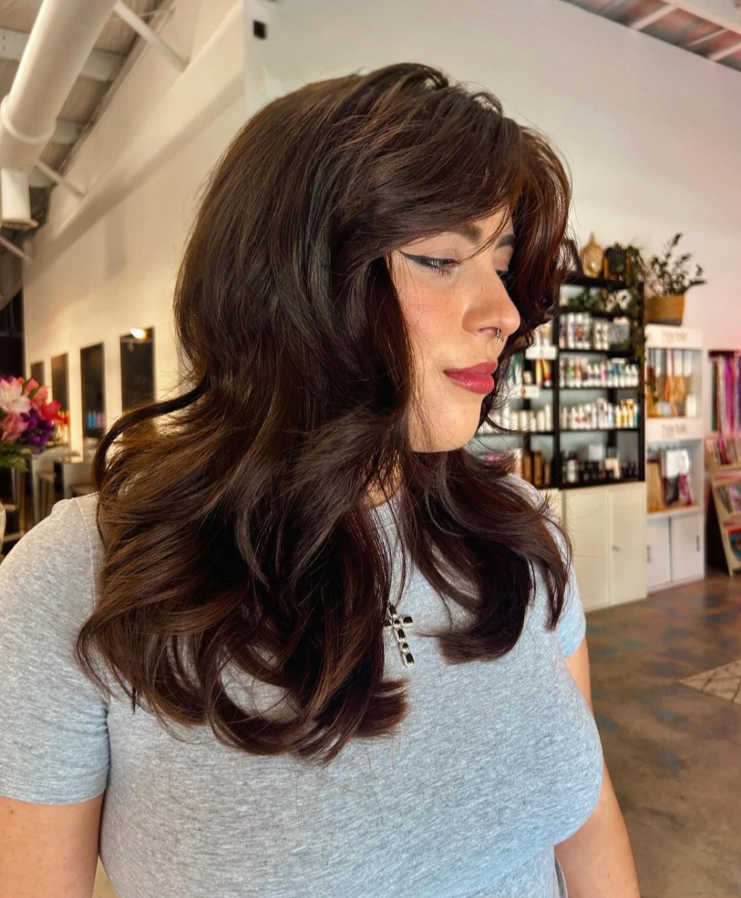Voluminous Feathered Curtain Layers with Face‑Framing Fringe