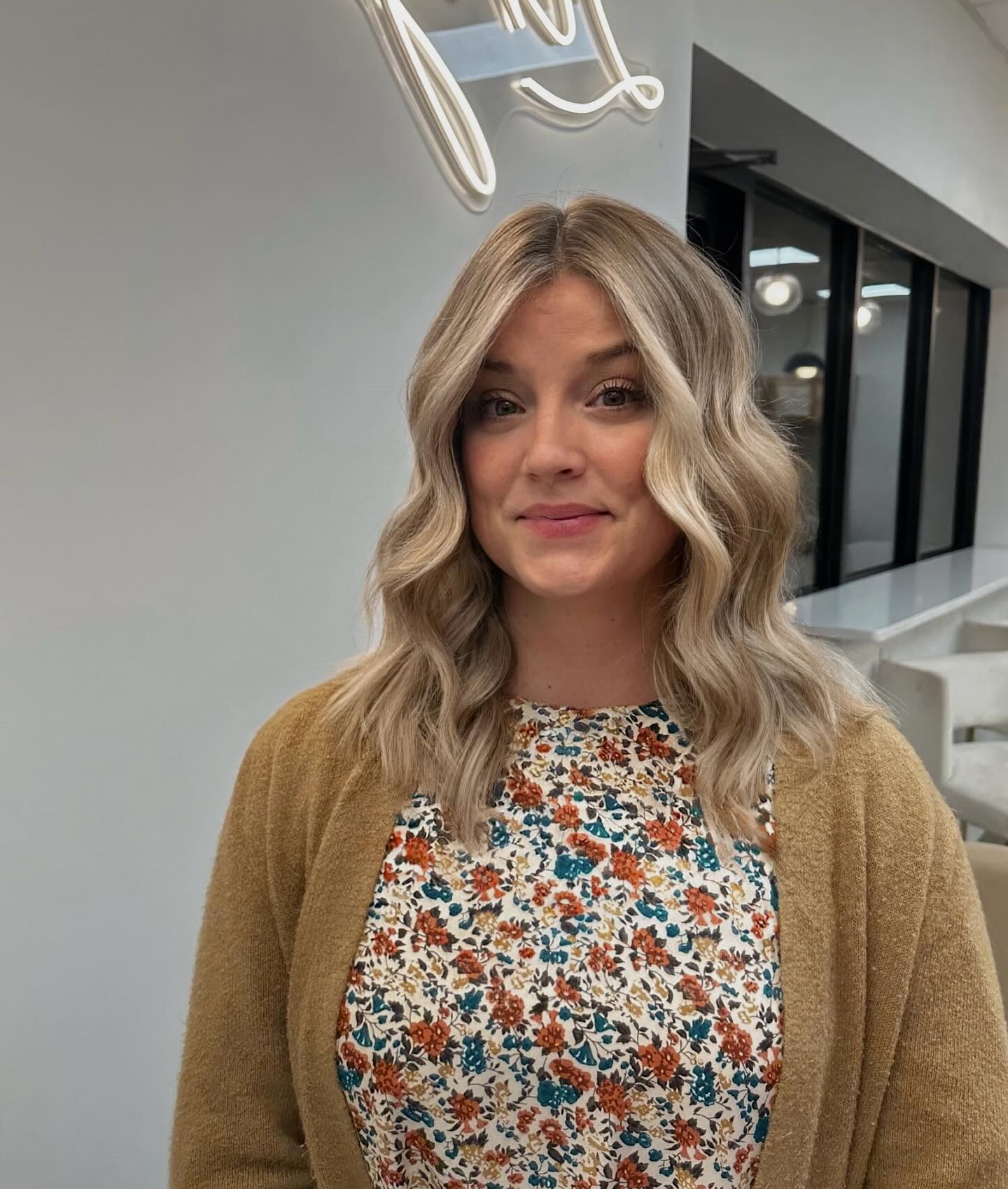 Ash-Beige Mid Lob with Soft Face-Framing S-Waves