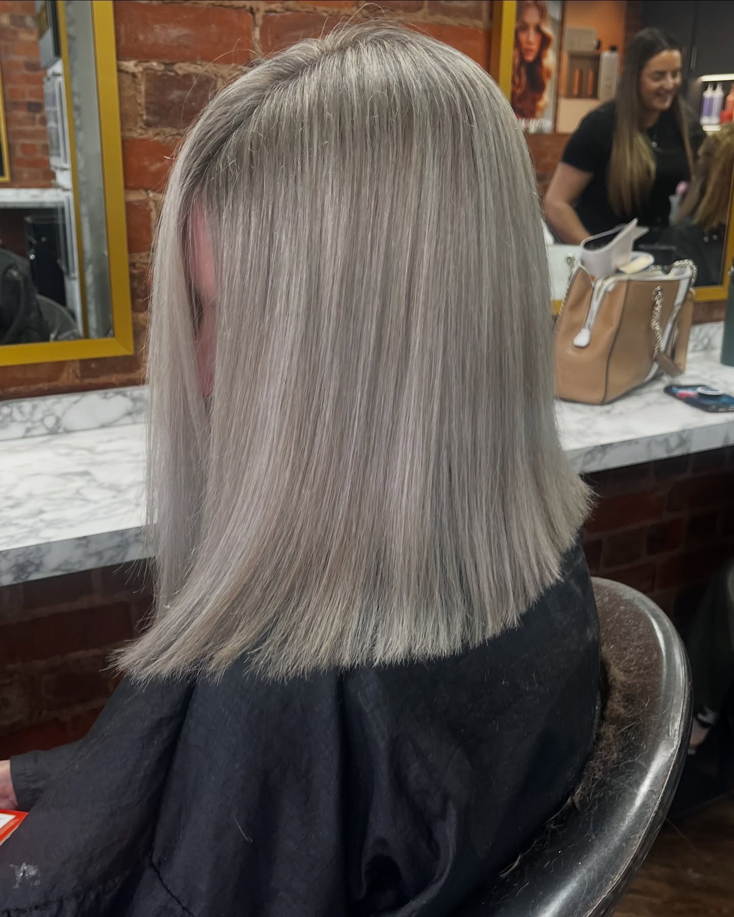 Ash Silver One-Length Lob with Soft Internal Graduation