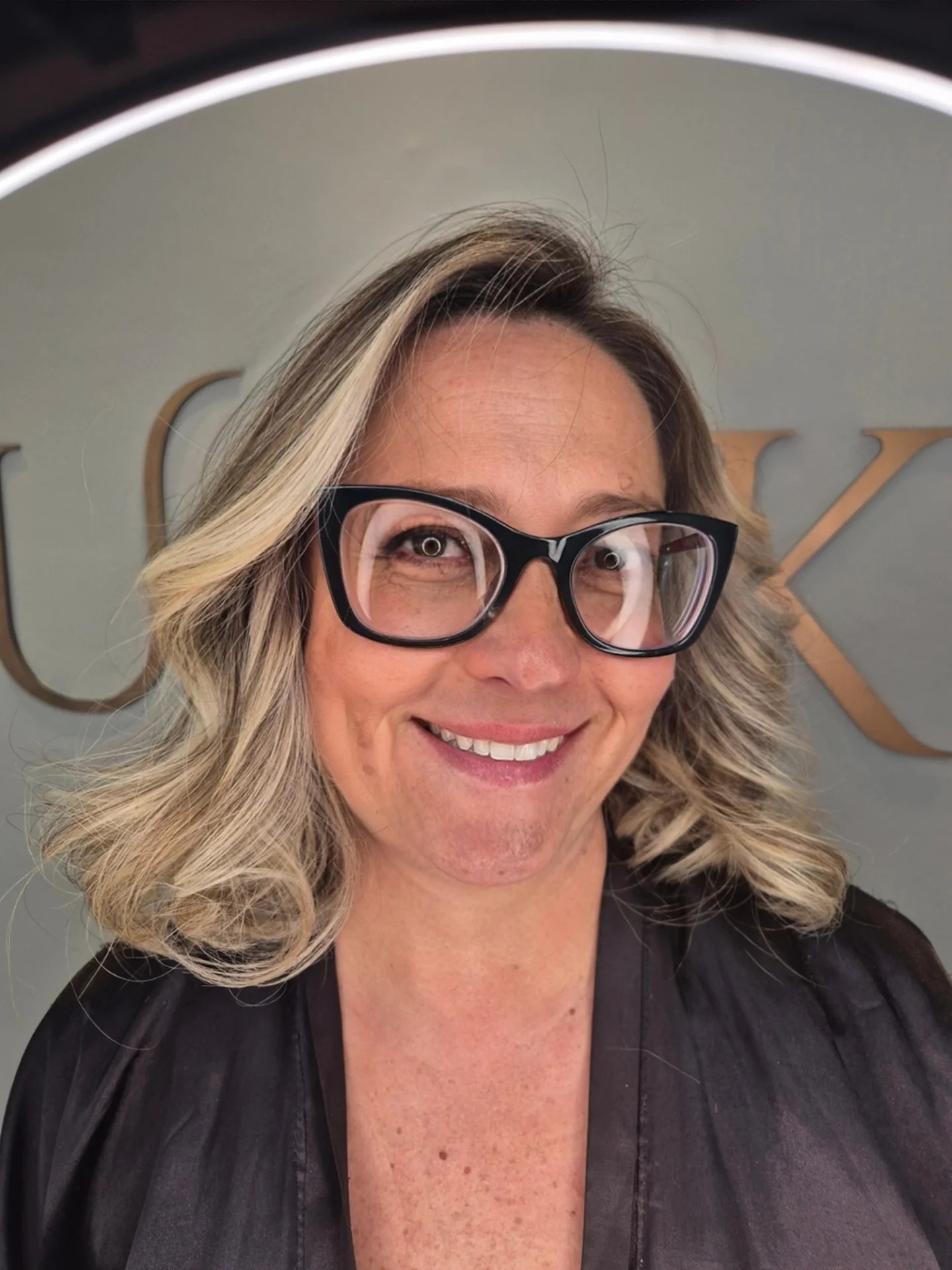 Brushed-Out Shoulder Lob with Bright One-Side Face-Frame and Soft Interior Layers