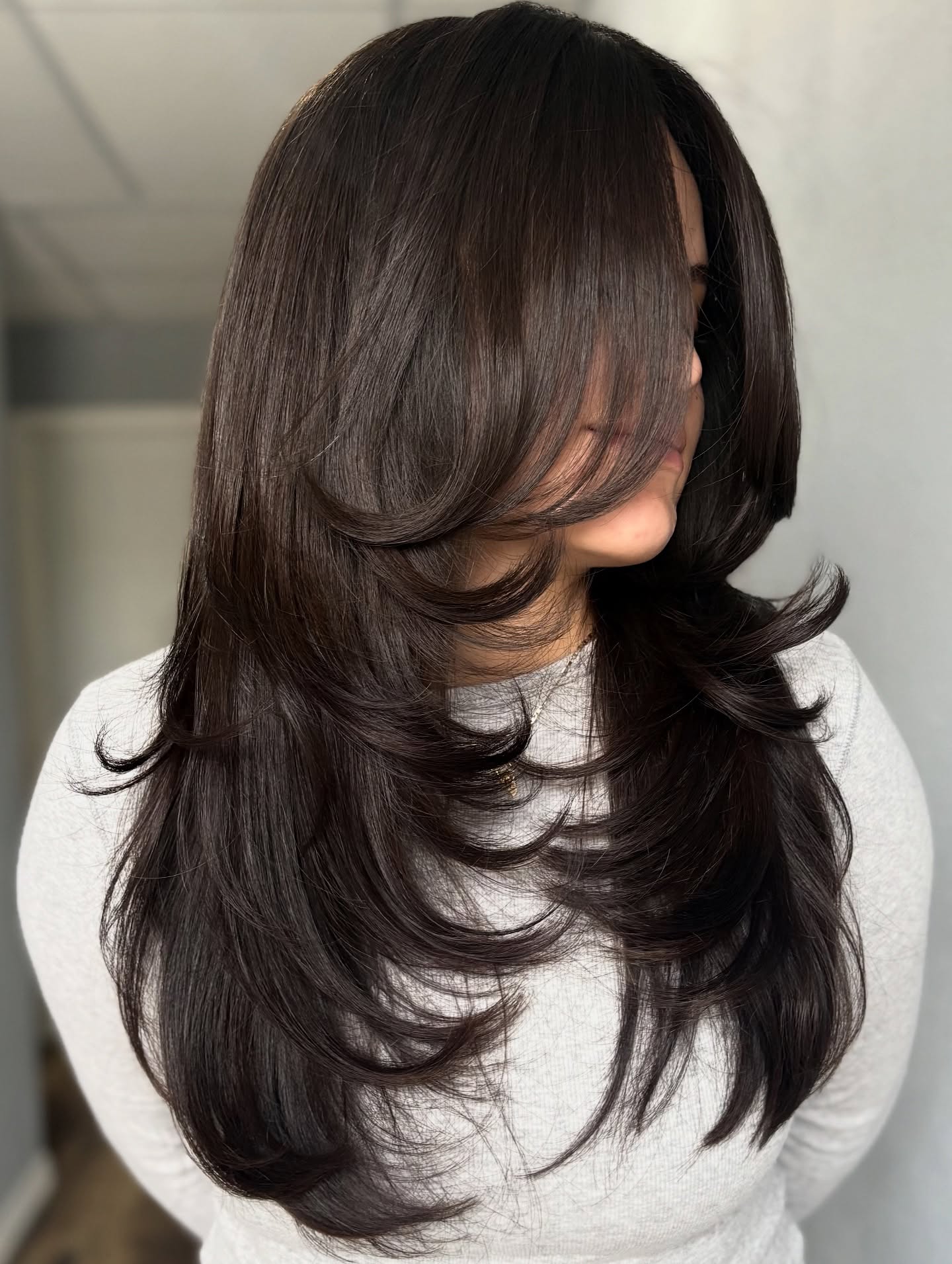 Glossy Long Blown-Out Layers with Feathered Petal Ends