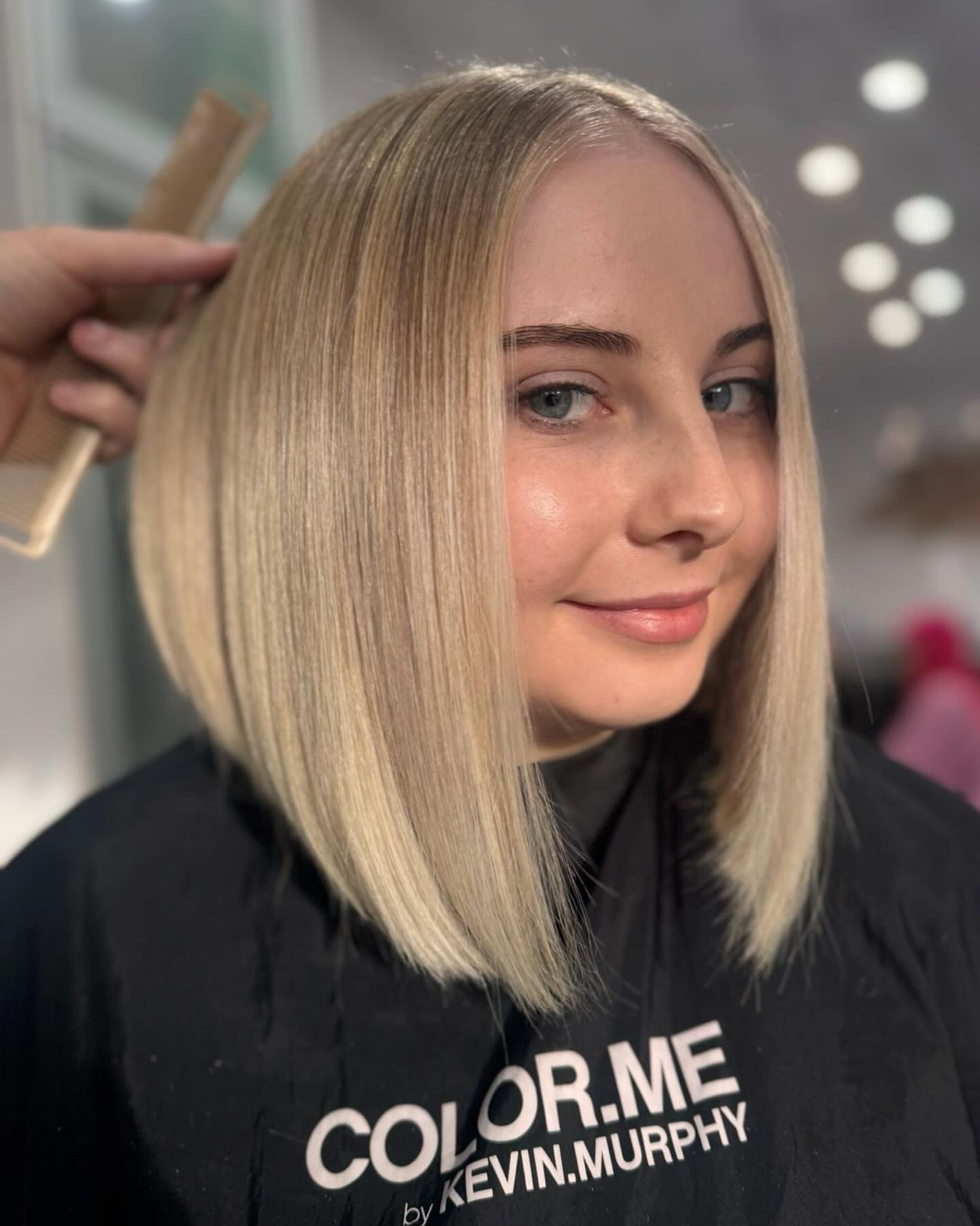 Sleek Angled Blonde Long Bob with Soft Interior Graduation