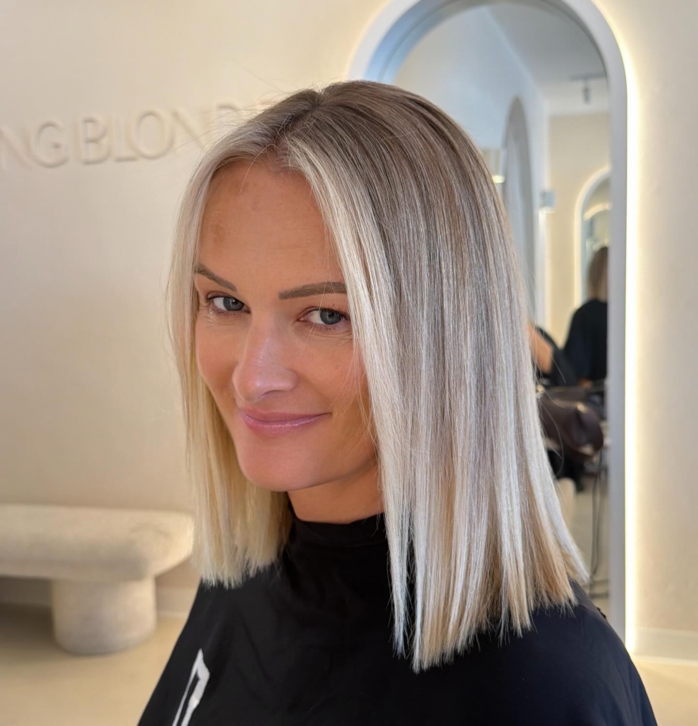 Sleek Center-Part Shoulder-Length Blunt Lob with Bright Face-Framing Highlights