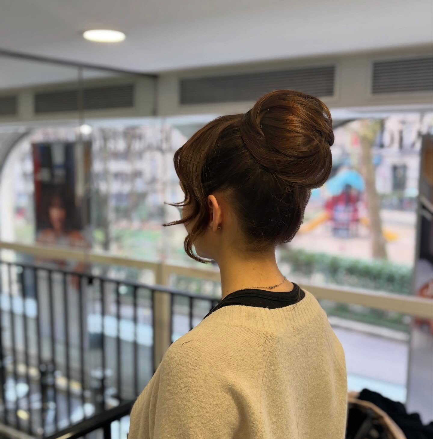 Sleek Chestnut High Bun with Sculpted Face‑Framing Tendrils