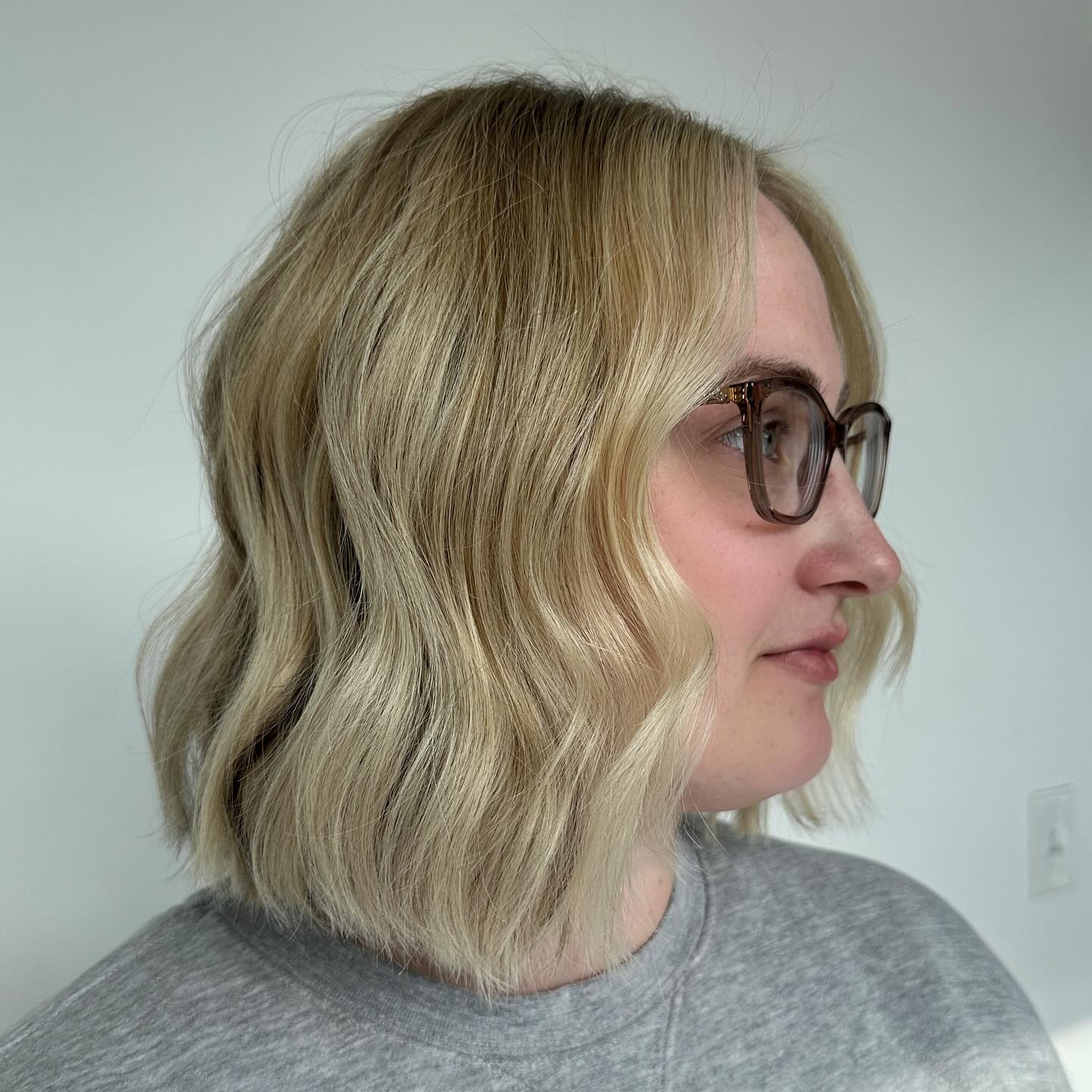Soft Ash-Beige Chin-Length Lob with Subtle Internal Layers