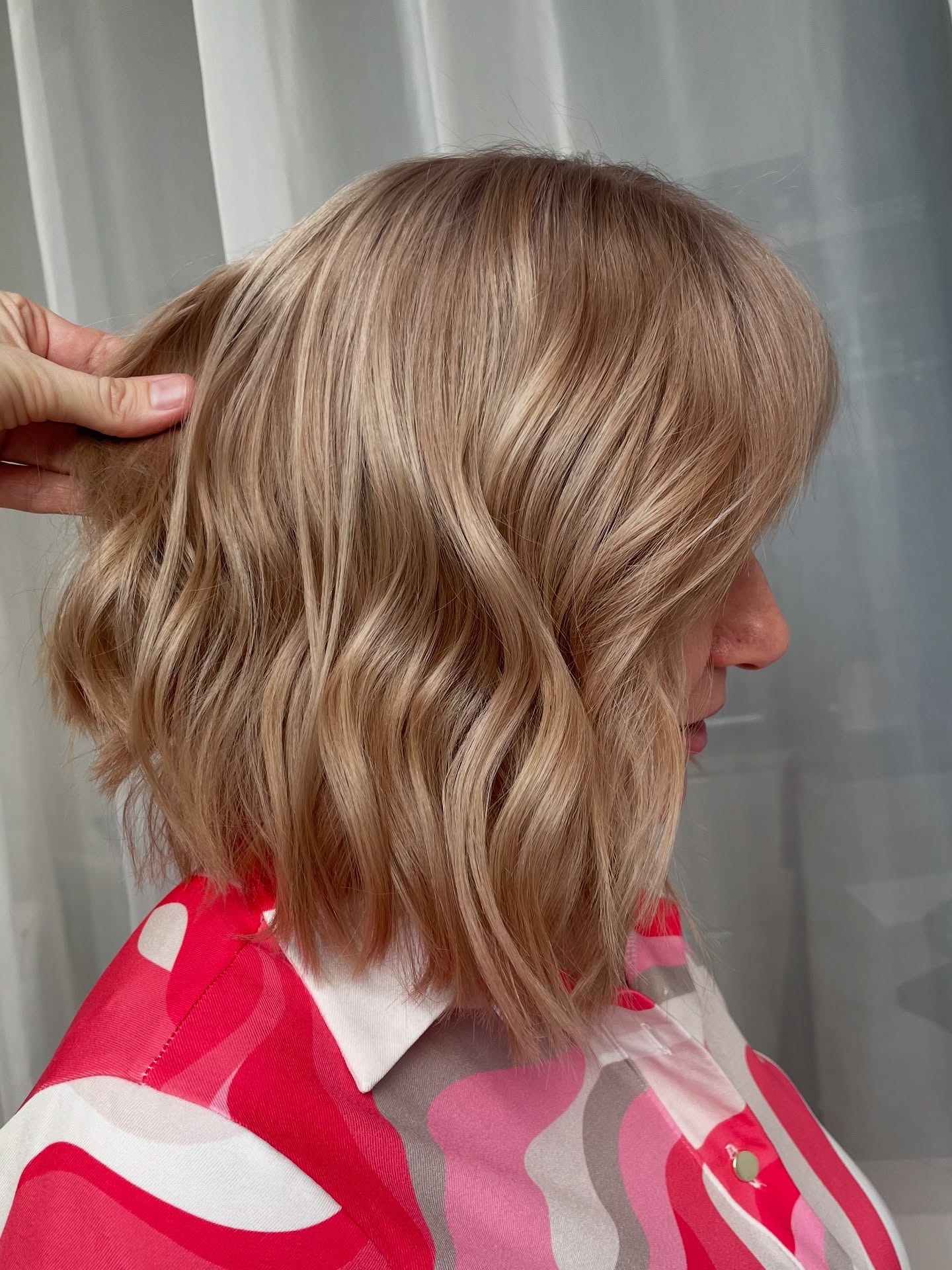 Soft Ash-Blonde Chin-Grazing Wavy Long Bob with Subtle Root Depth