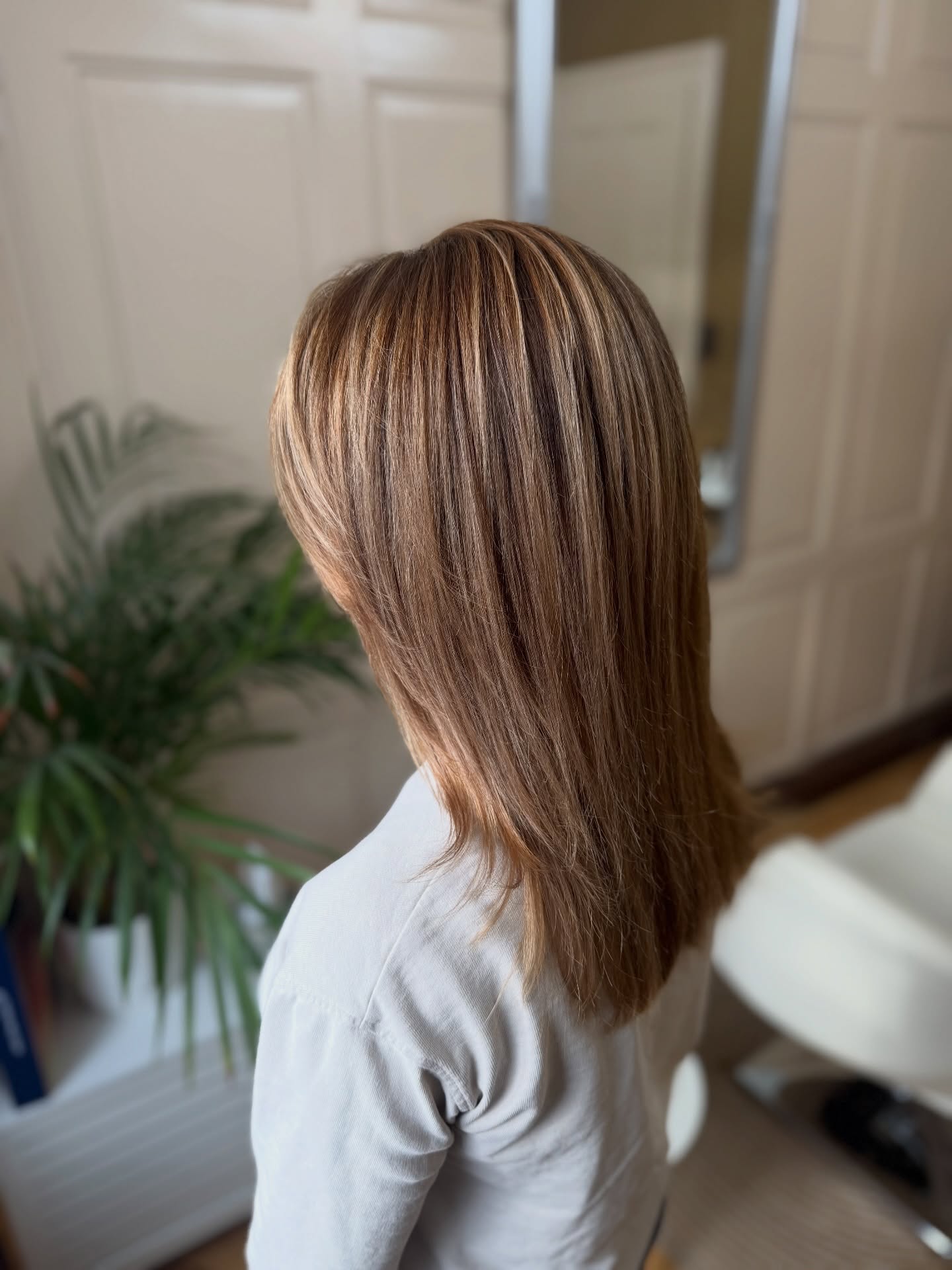 Sunlit Fine-Highlighted Brunette Lob with Subtle Interior Layers