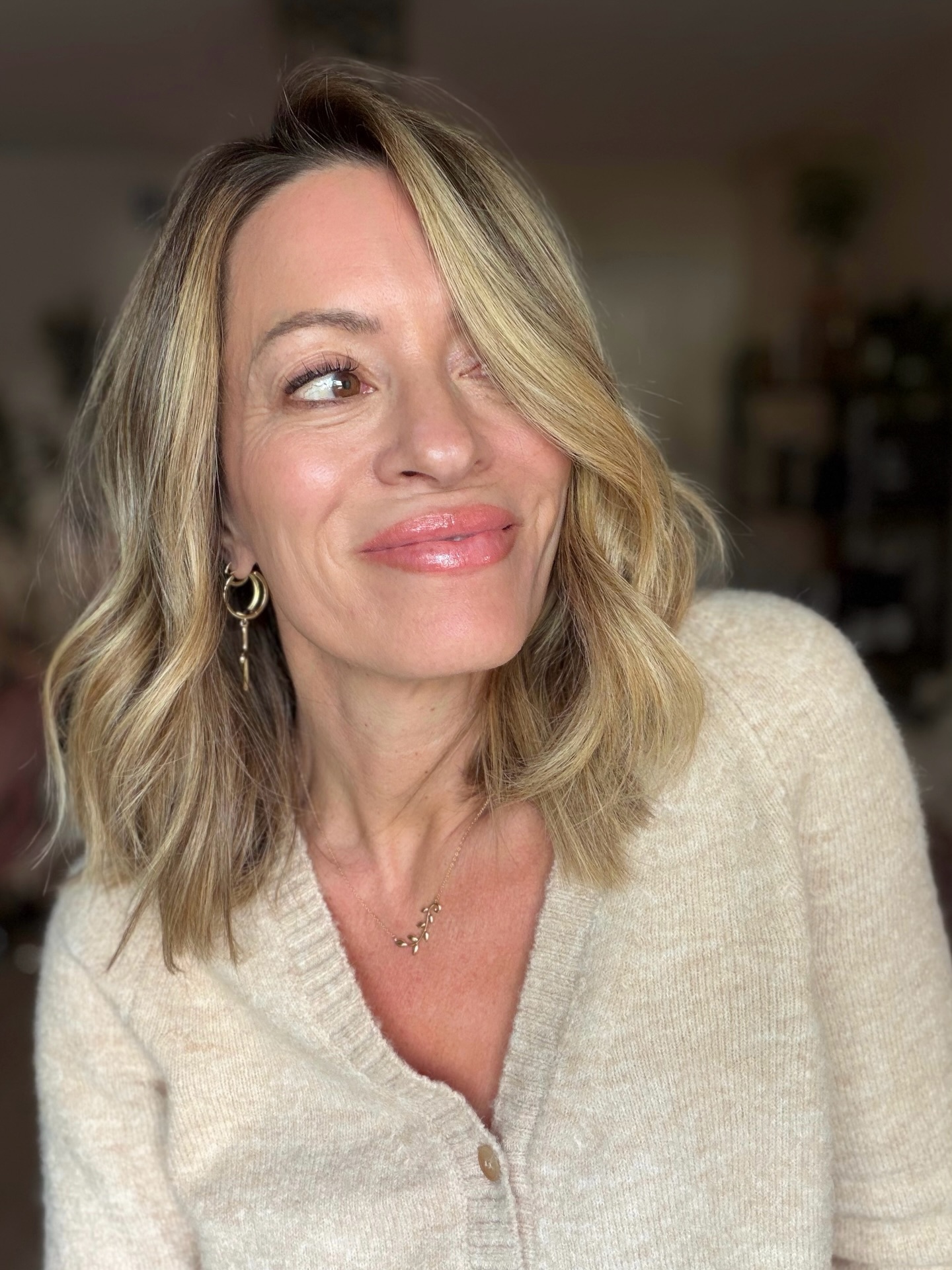 Sunset Blonde Shoulder-Length Lob with Long Face‑Framing Layers