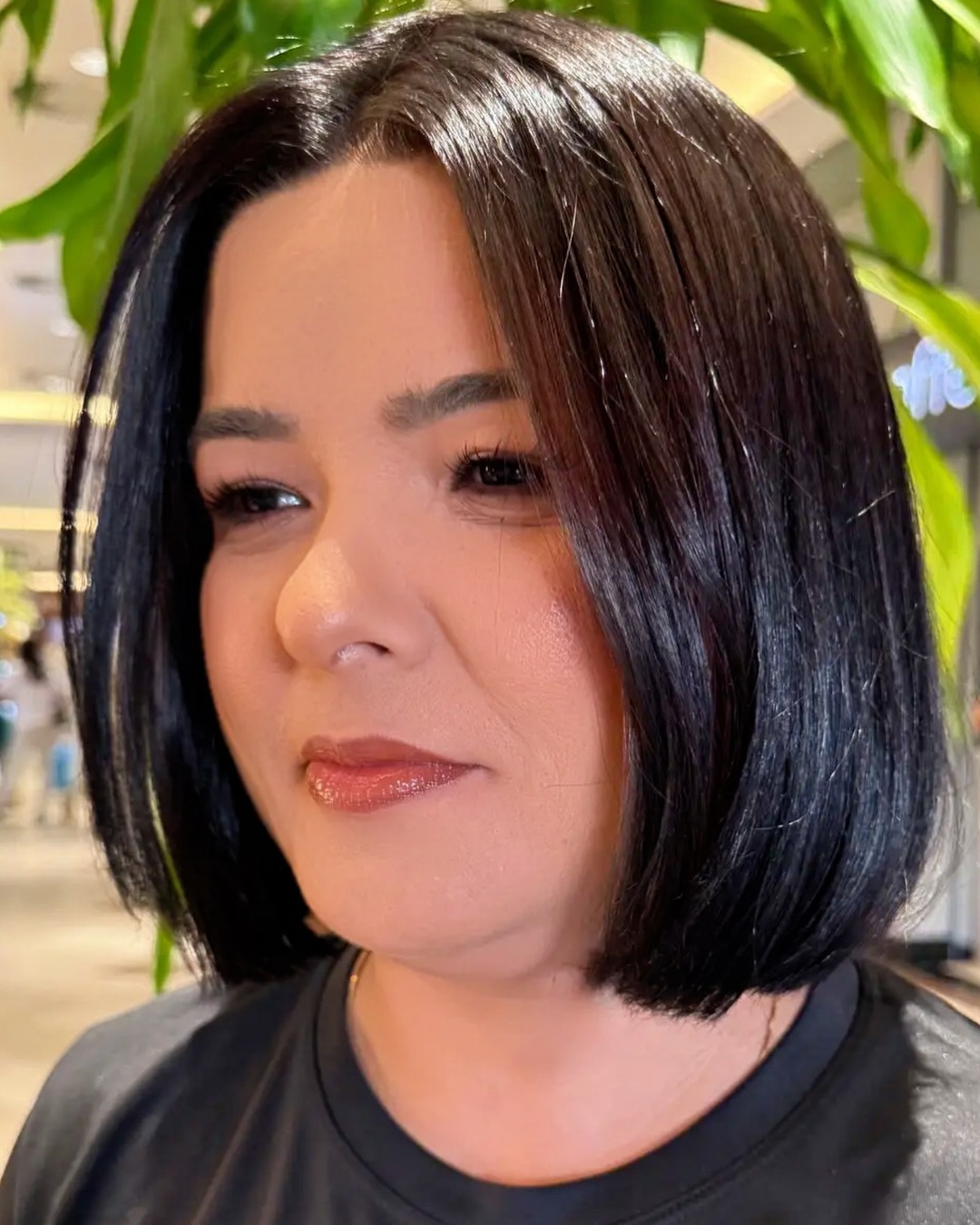 Sleek Chin-Length Blunt Bob with Interior Bevel