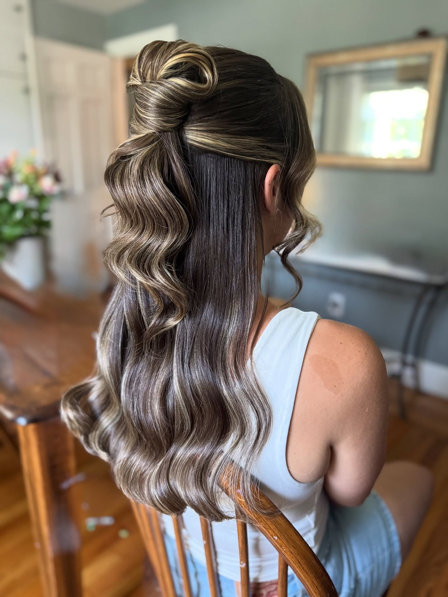 Rolled Half-Up S-Wave Balayage with Face‑Framing Babylights