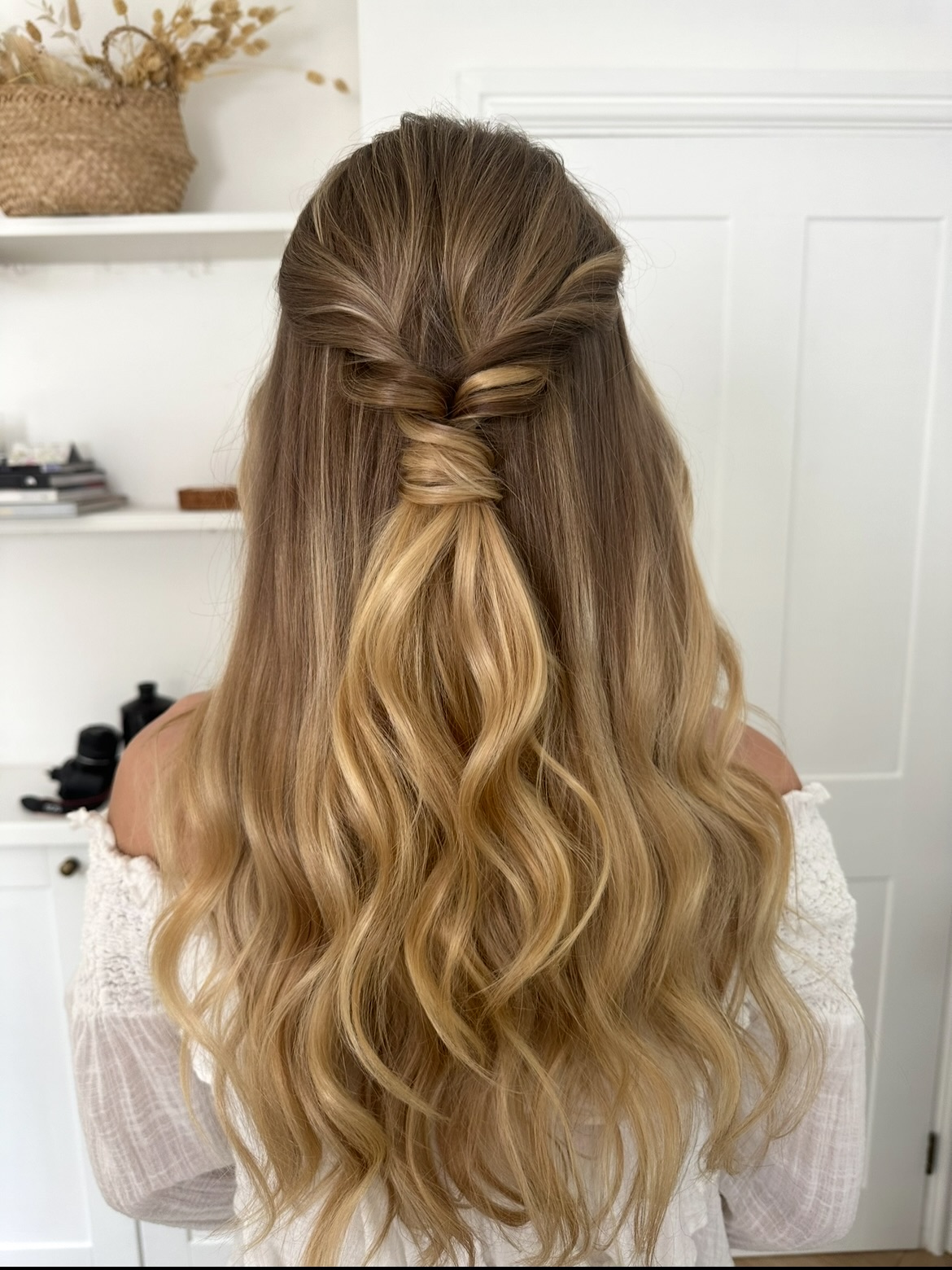 Bandless Twisted Half-Up with Balayage Melt and Cascading Waves