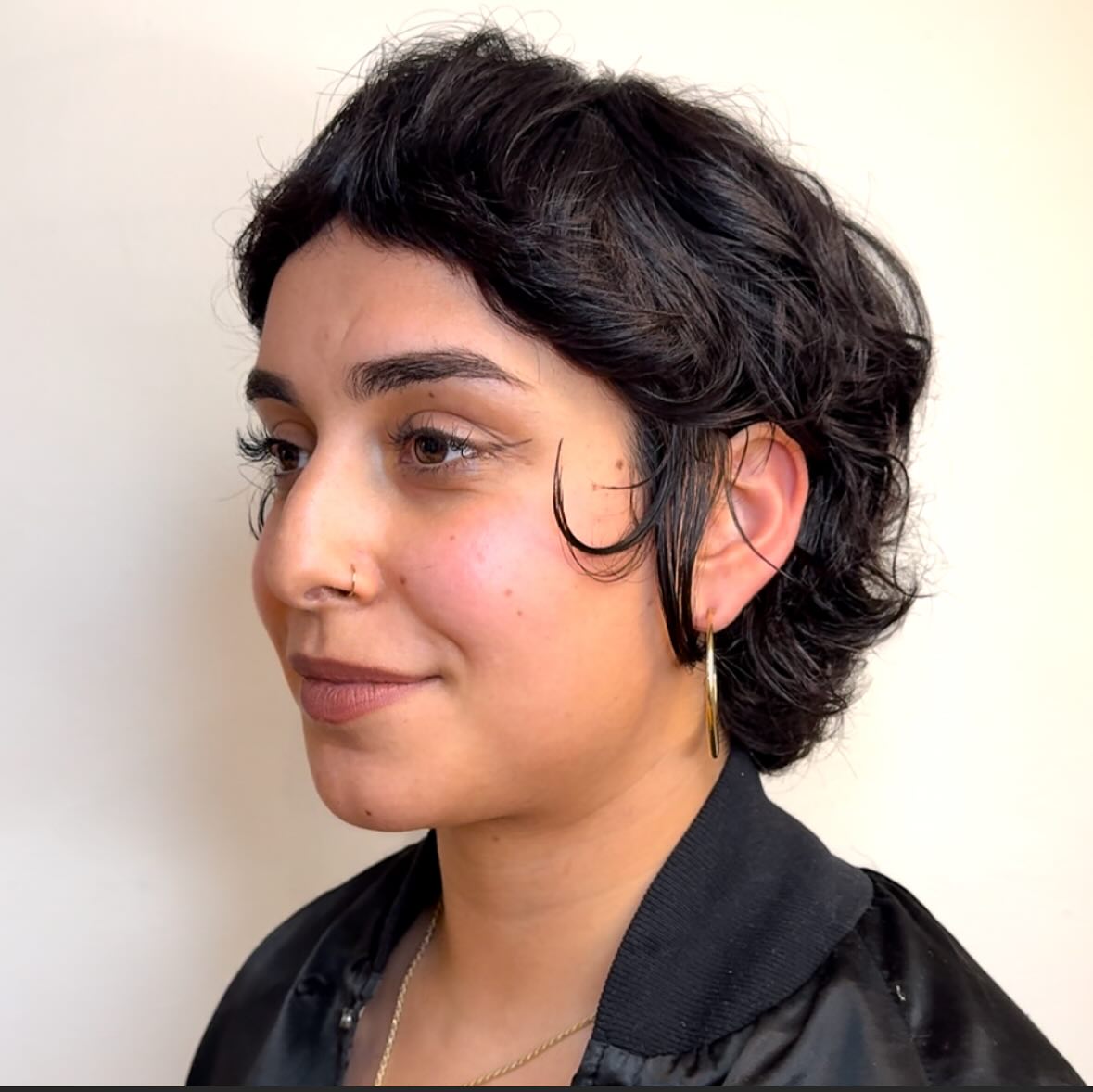 Ear-to-Nape Wavy Shag with Sculpted S-Tendril