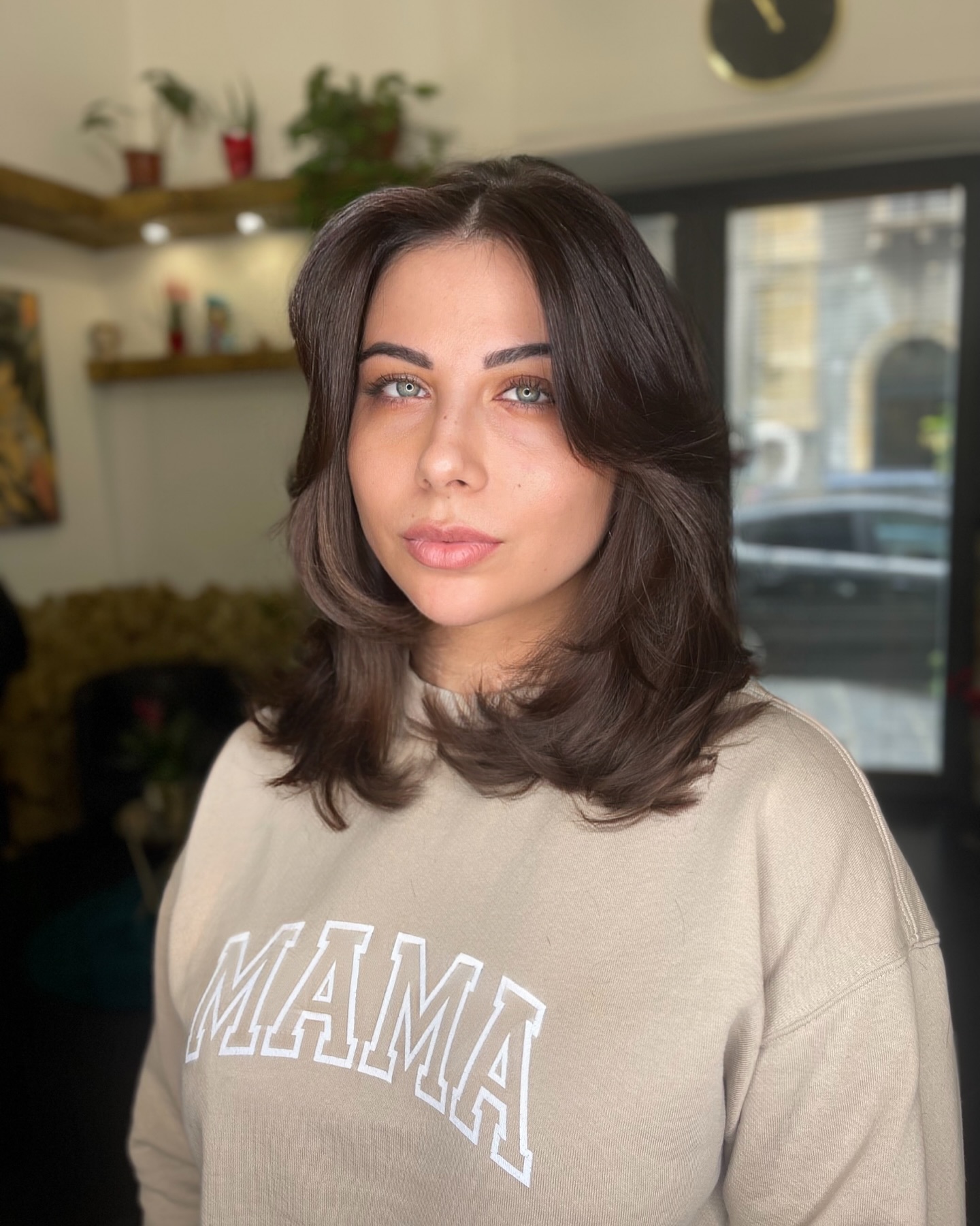 Rounded Shoulder-Grazing Curtain Cut with Root Lift and Flipped Ends