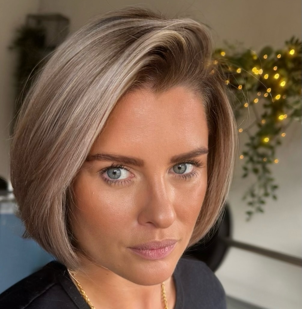 Sleek Rounded Chin-Length Bob with Ash-Beige Root Shadow