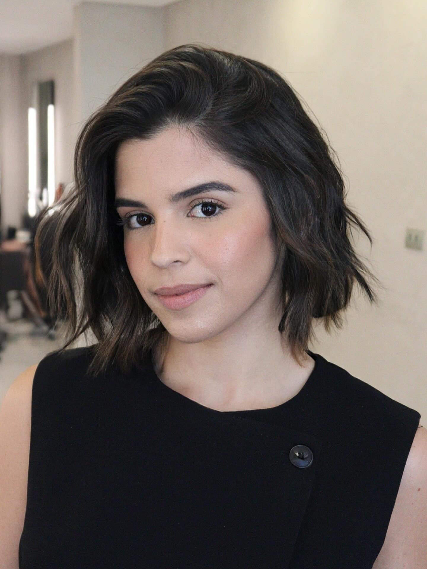 Textured Chin-Grazing Lob with Side-Swept Crown and Subtle Lowlights