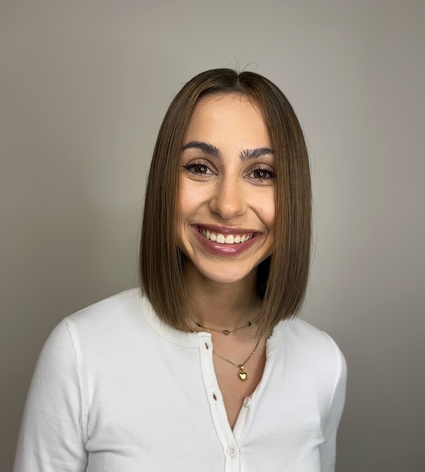 Collarbone-Length Blunt Bob with Internal Point-Cut Face-Framing