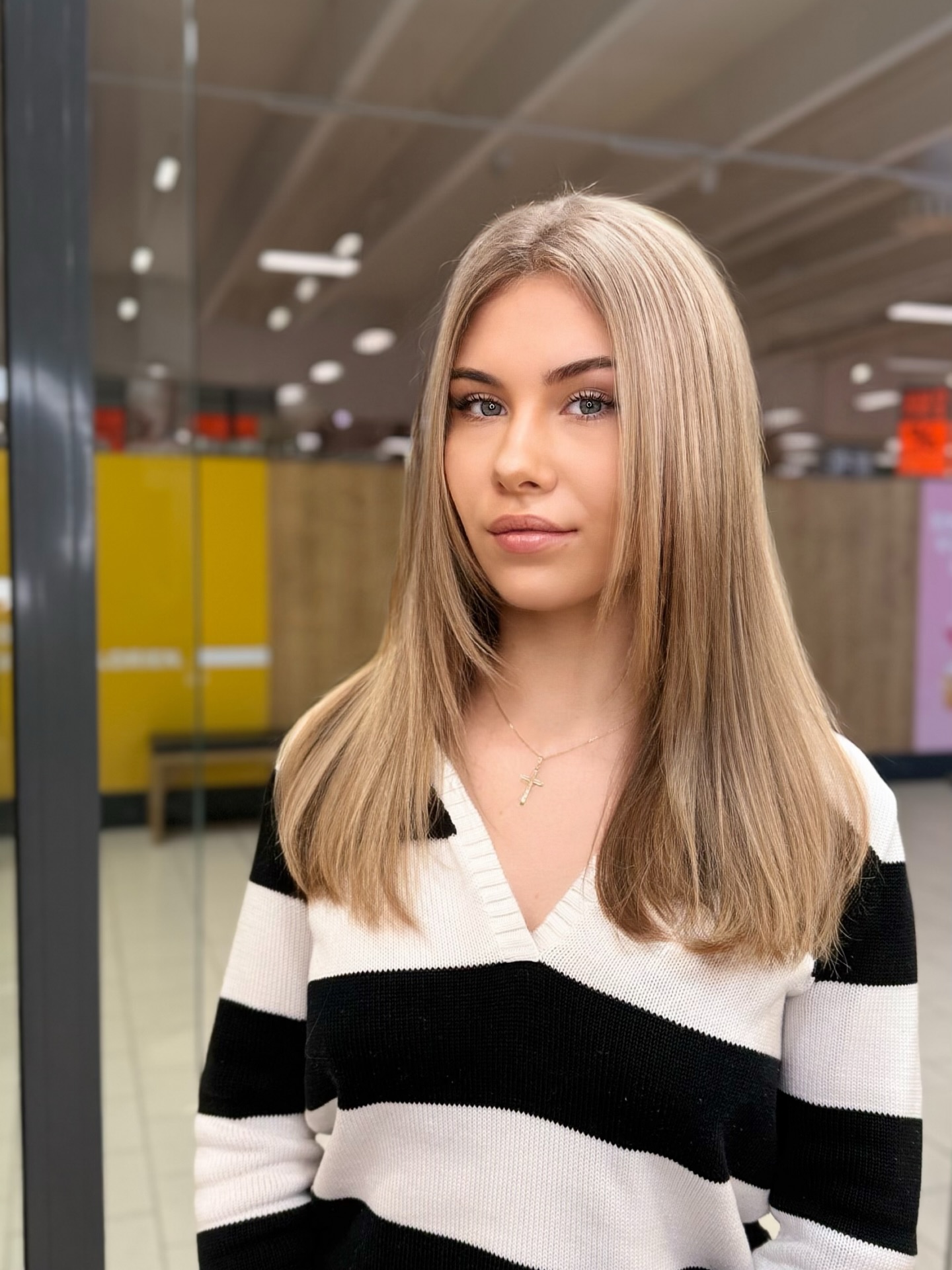 Cool Beige Blonde Mid-Length Straight Cut with Blunt Face-Framing Ends