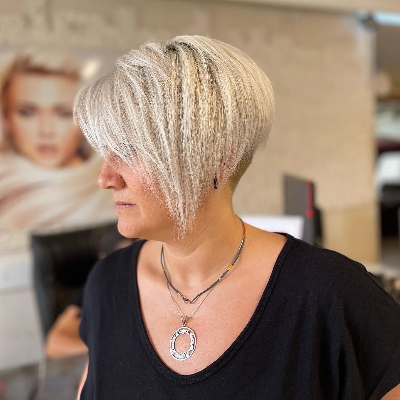 Platinum Silver Stacked Bob with Diagonal Face‑Framing and Undercut Nape