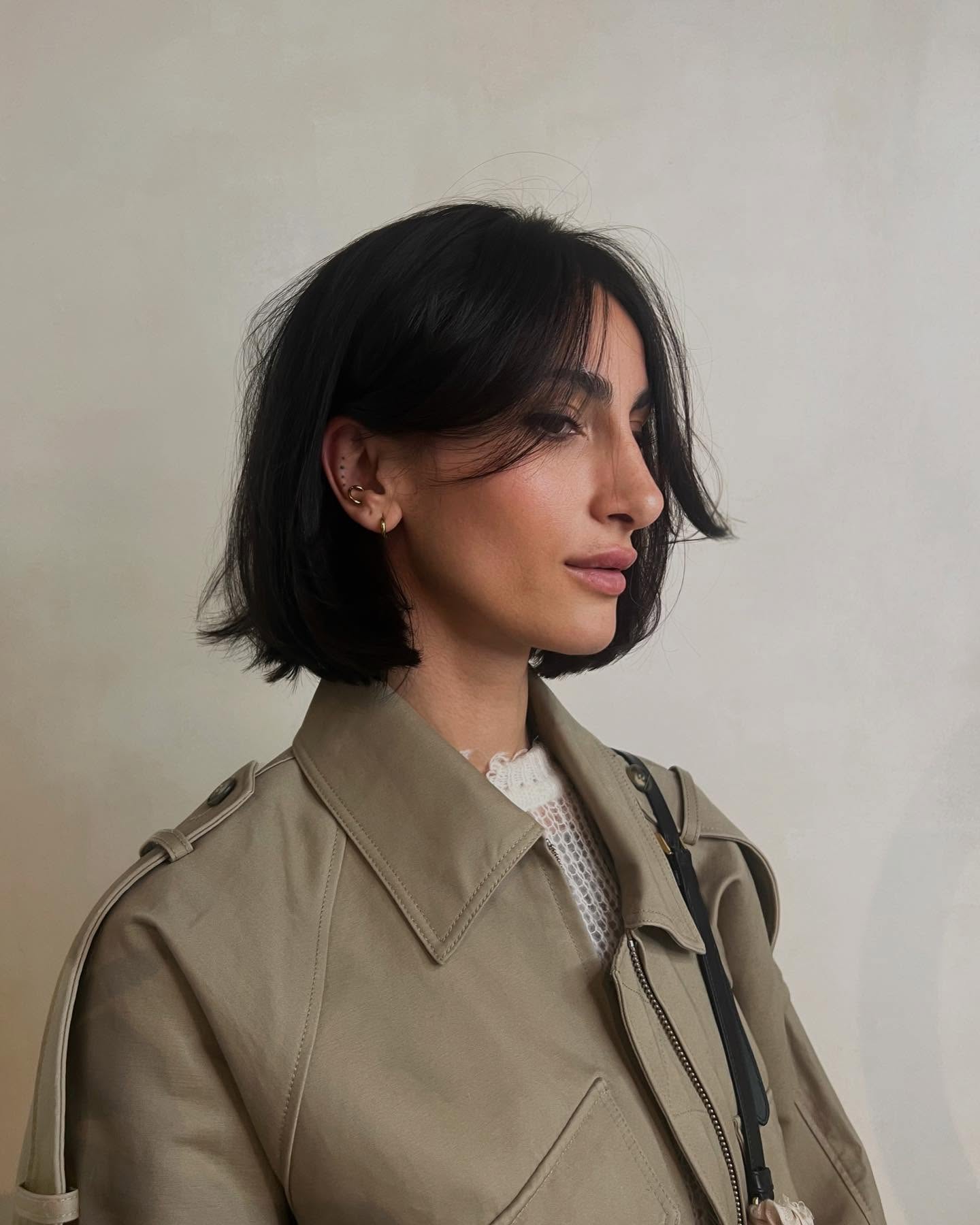 Sleek Chin-Length Bob with Blunt Baseline and Face-Softening Wisps