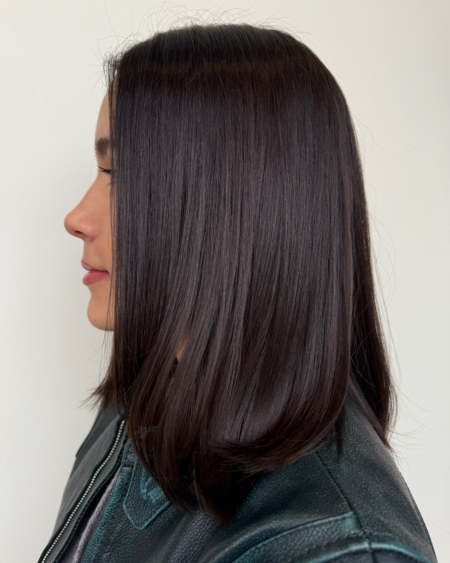 Sleek Shoulder-Grazing Lob with Soft Under-Curve